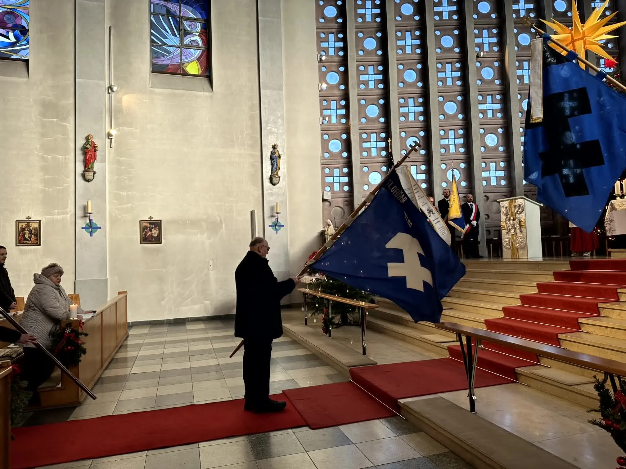 2025-12-28_Fahnenweihe_Minis_Hl_Familie (9).jpg