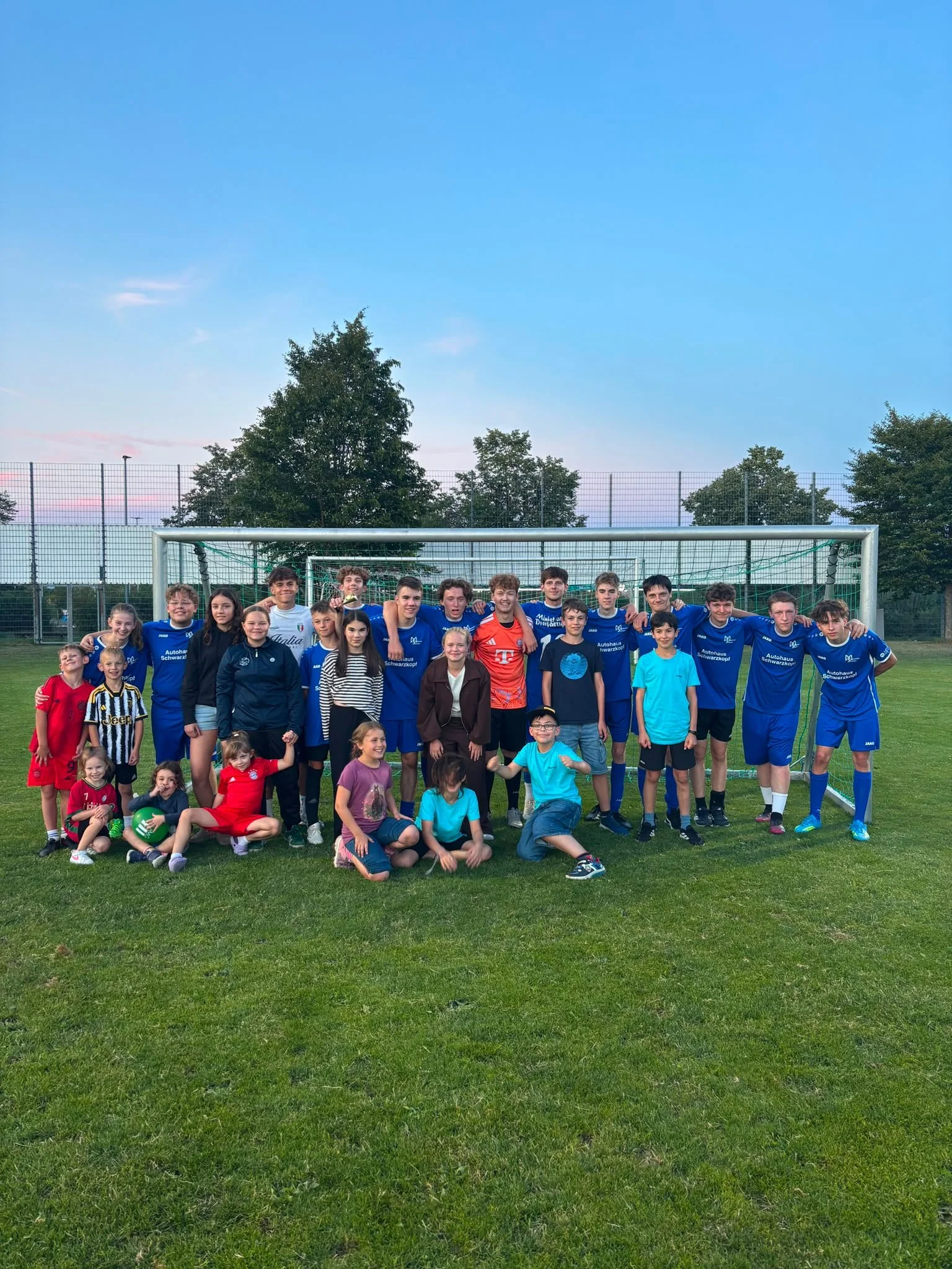Fußballspiel Minis gg. Eltern — PfarreienGemeinschaft am MariaHilfBerg