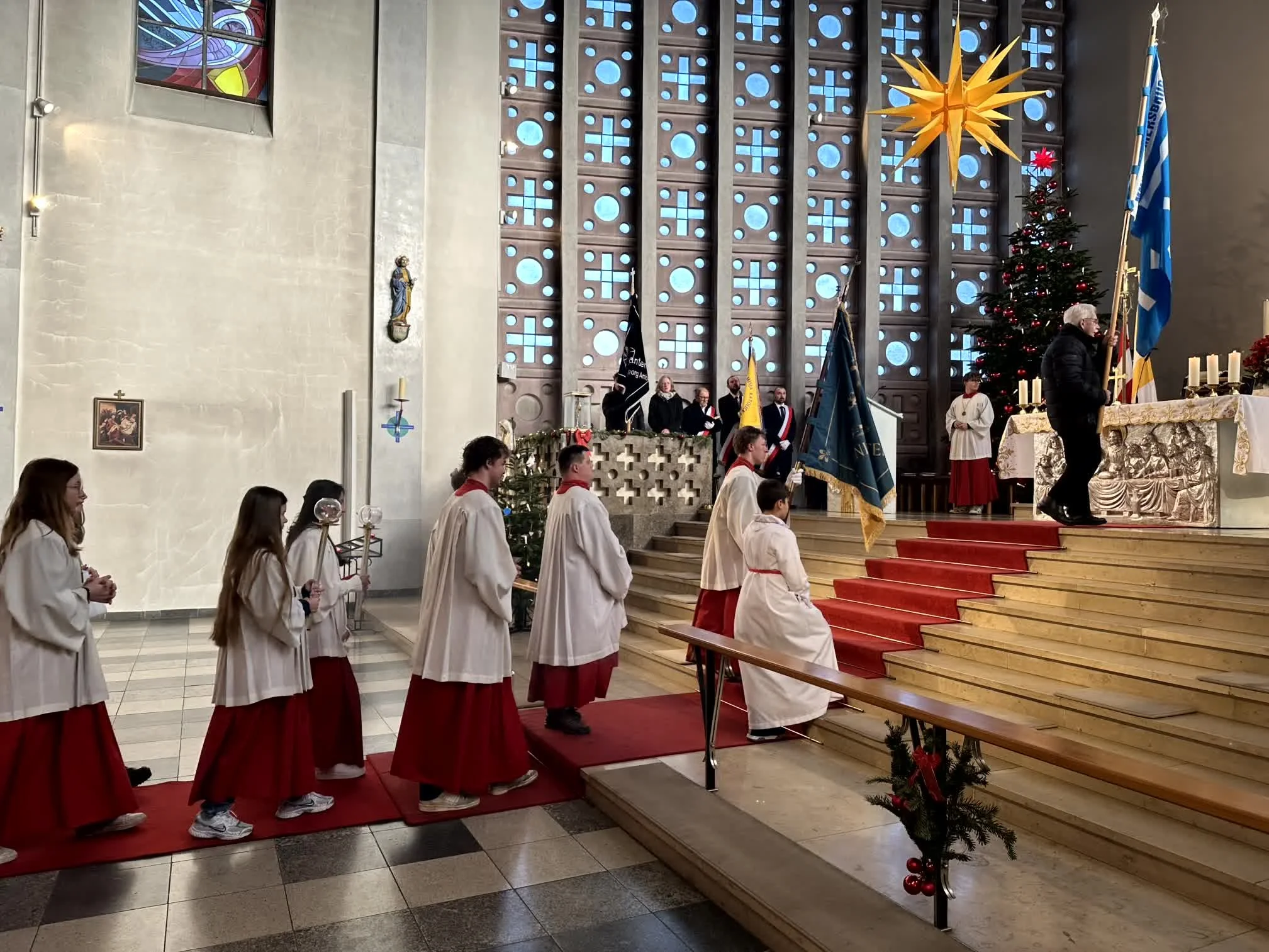 2025-12-28_Fahnenweihe_Minis_Hl_Familie (13).jpg