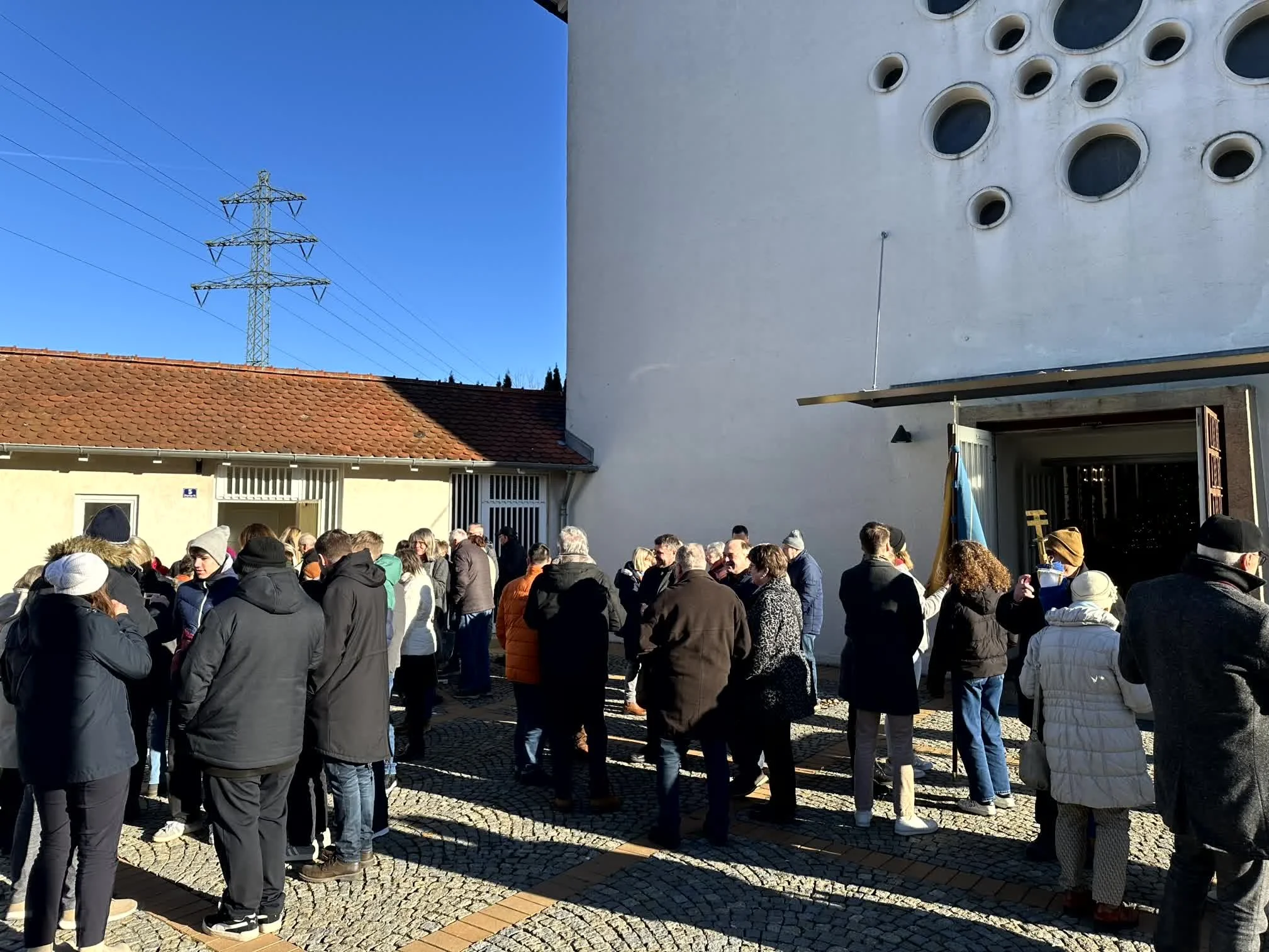 2025-12-28_Fahnenweihe_Minis_Hl_Familie (45).jpg