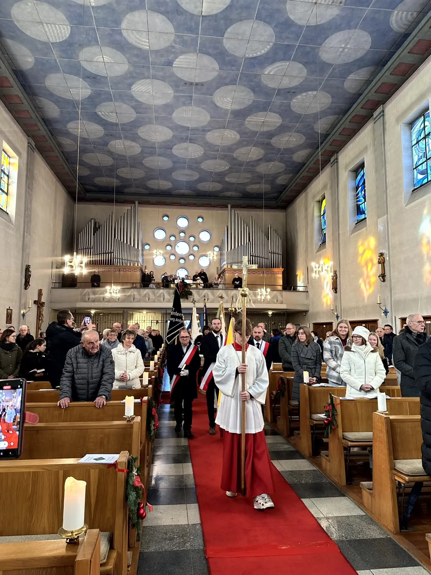 2025-12-28_Fahnenweihe_Minis_Hl_Familie (1).jpg