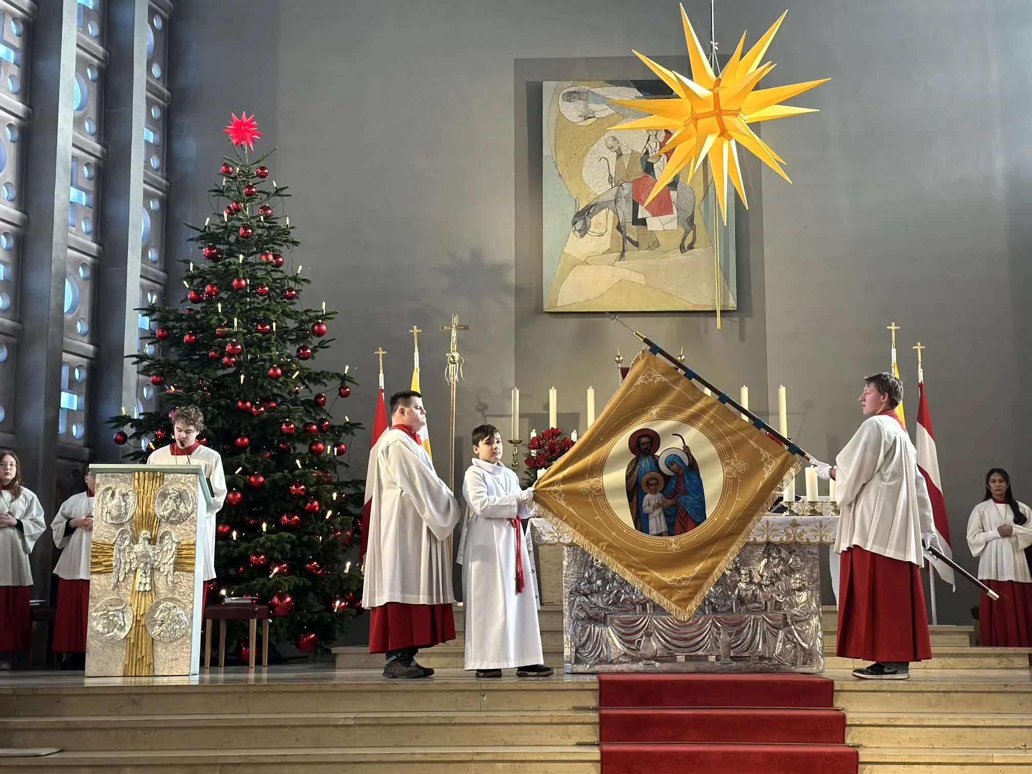 2025-12-28_Fahnenweihe_Minis_Hl_Familie (27).jpg