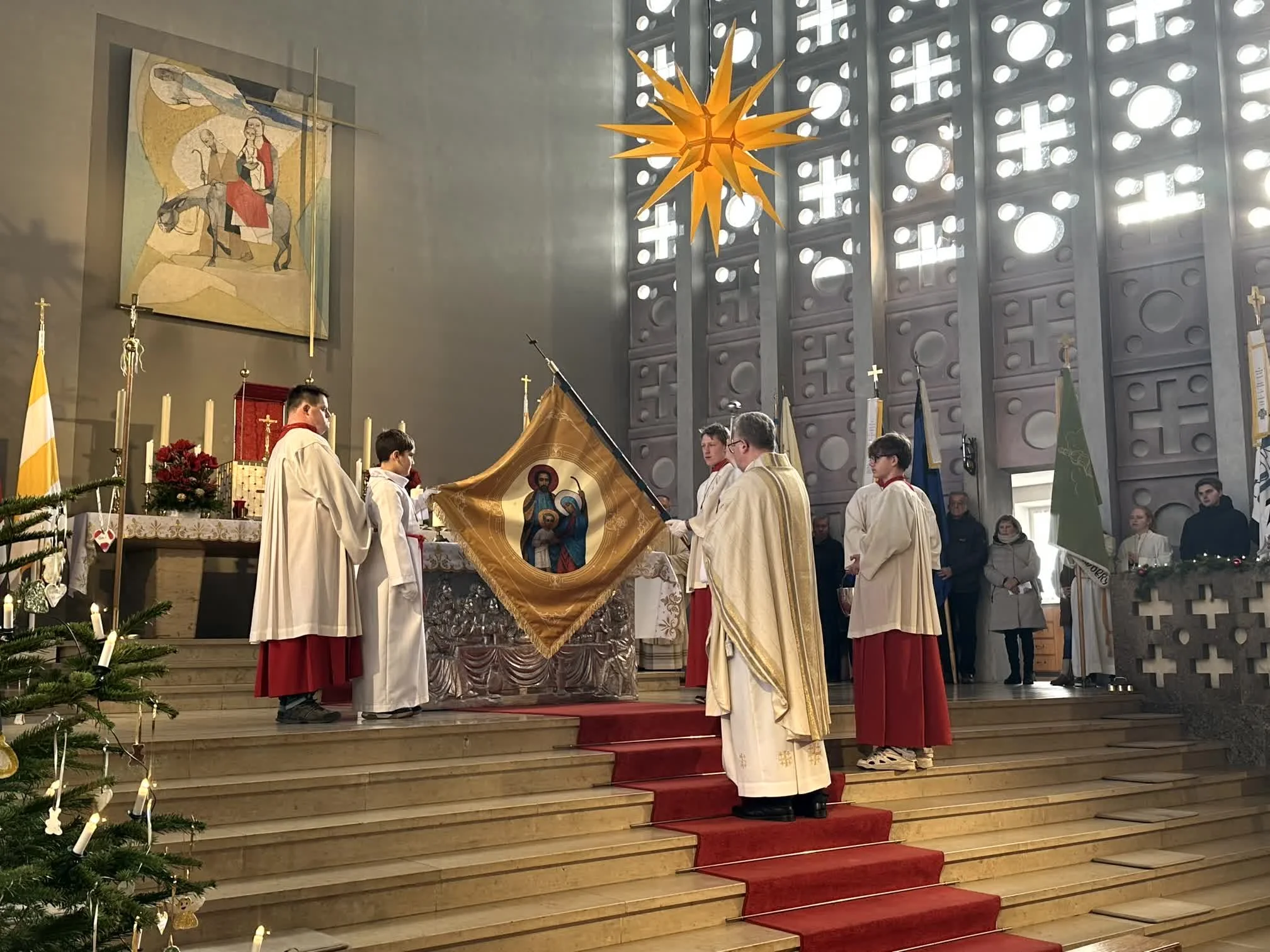 2025-12-28_Fahnenweihe_Minis_Hl_Familie (29).jpg