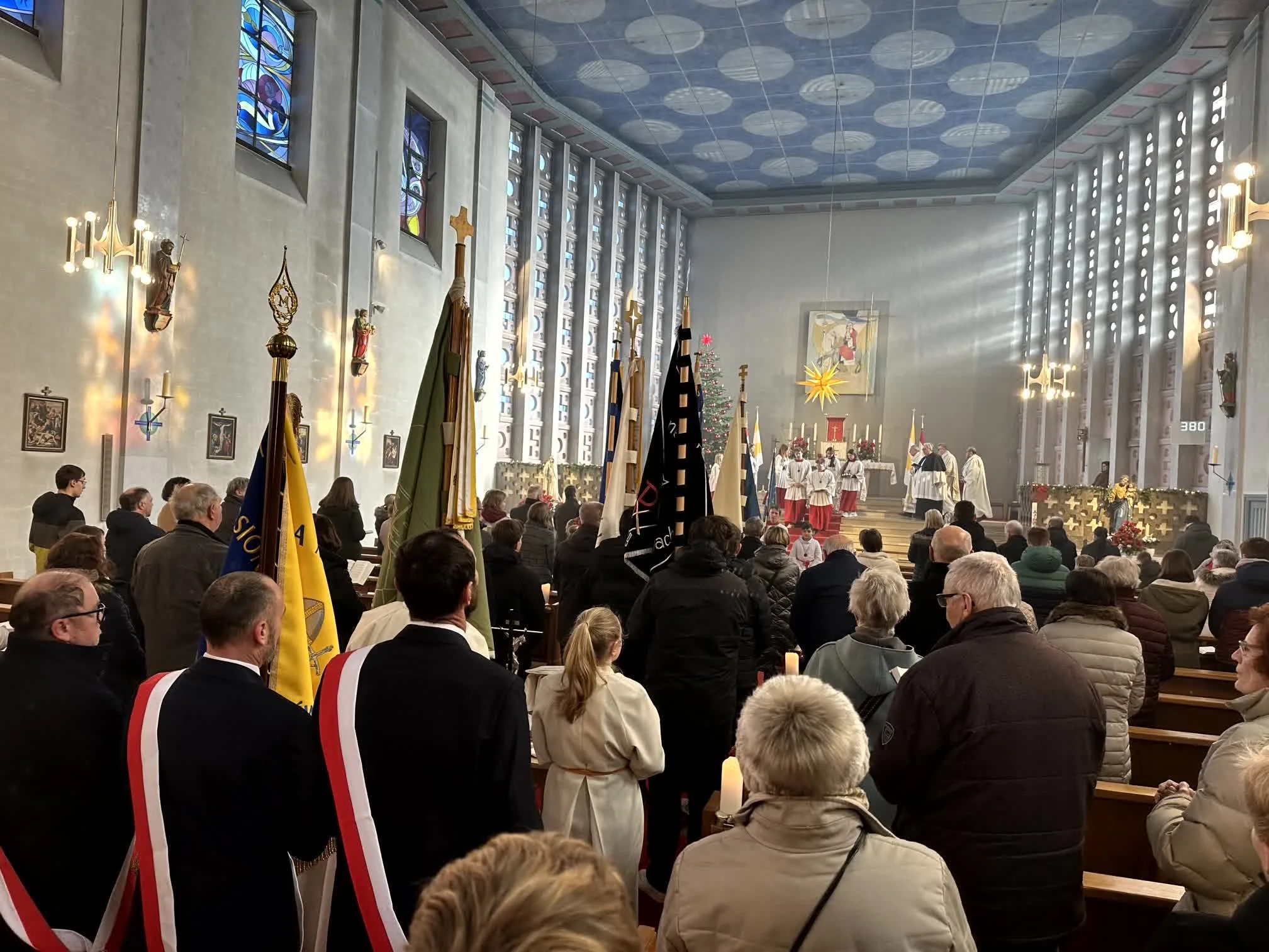 2025-12-28_Fahnenweihe_Minis_Hl_Familie (38).jpg