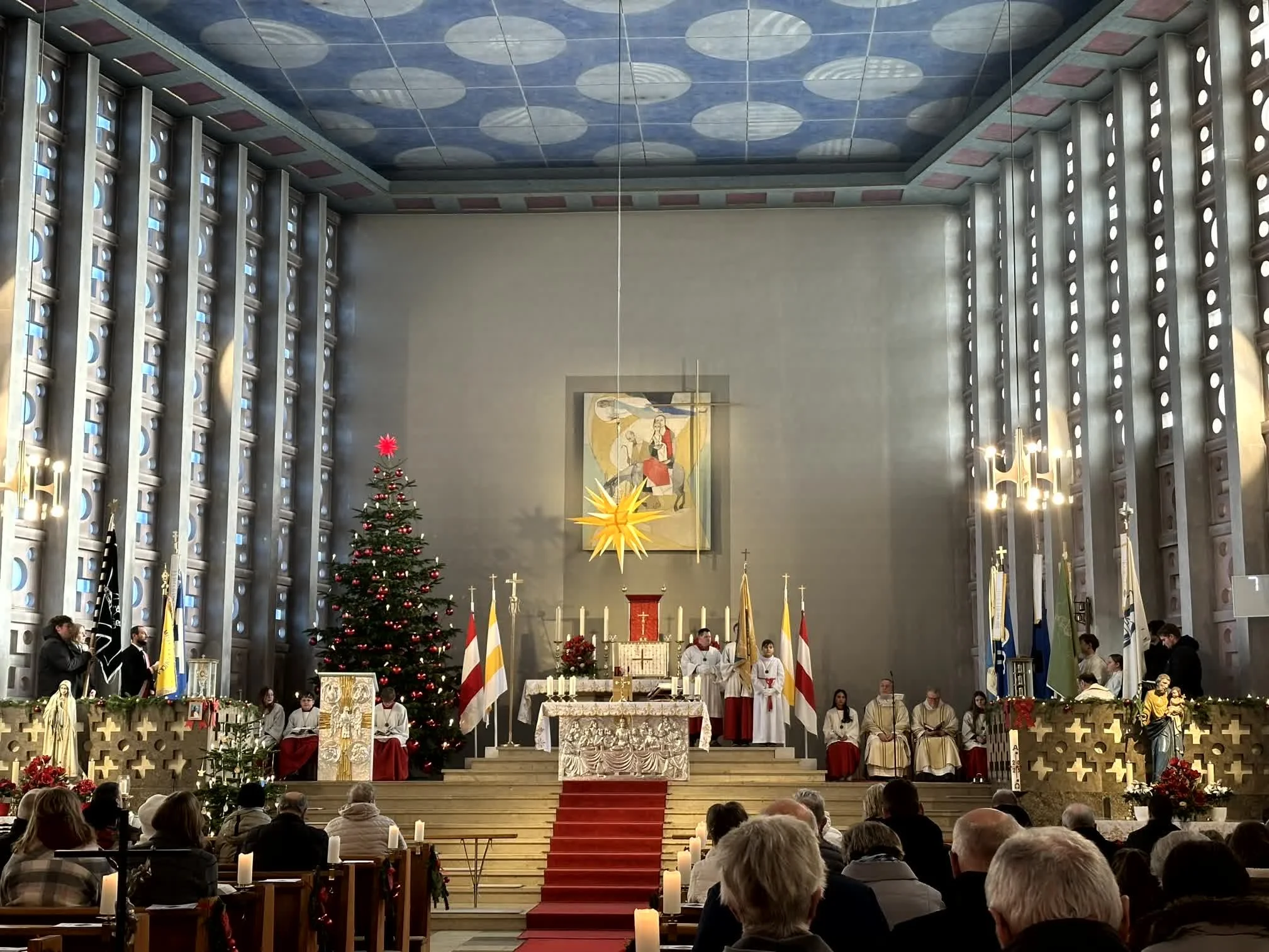 2025-12-28_Fahnenweihe_Minis_Hl_Familie (23).jpg