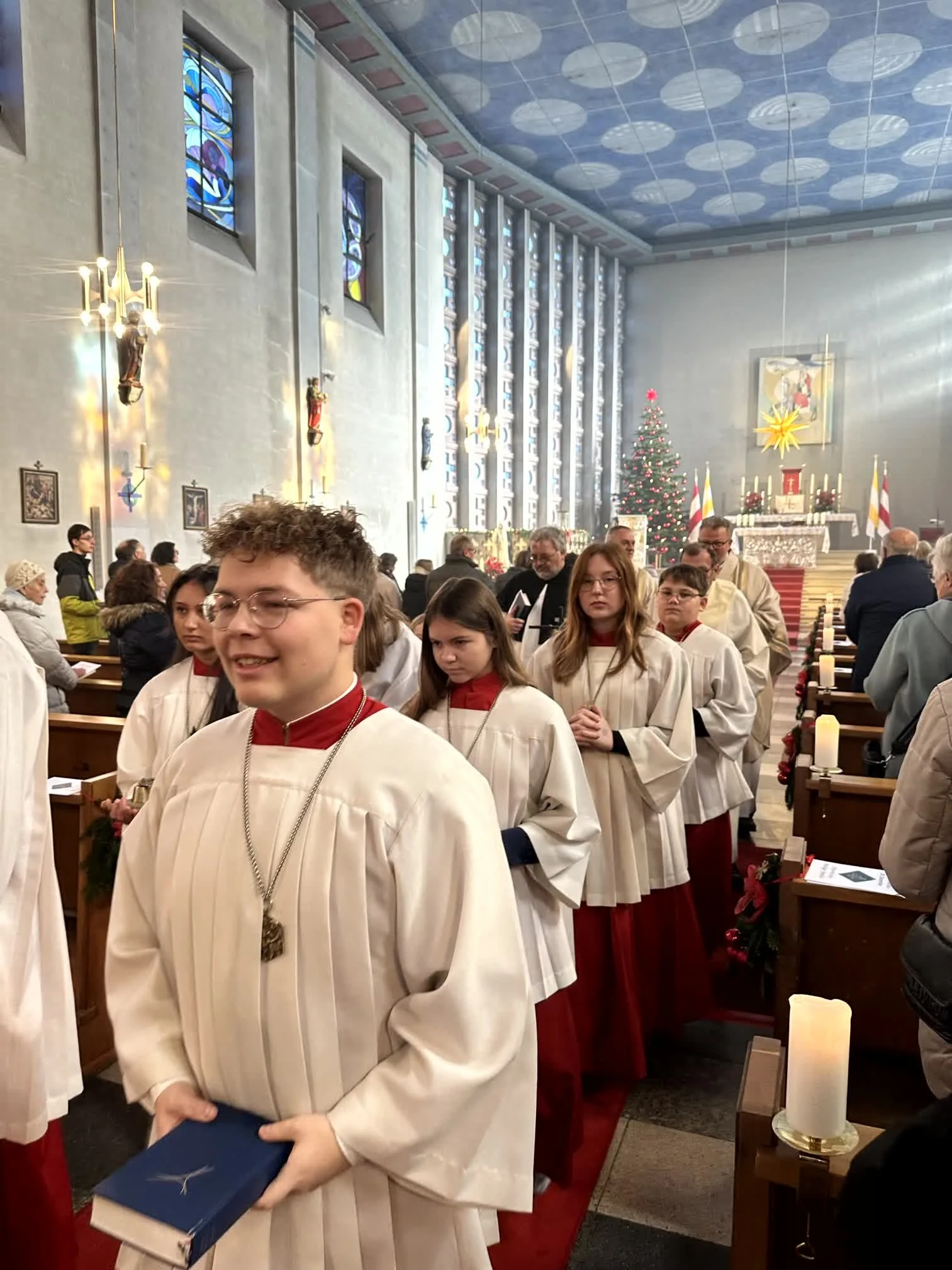 2025-12-28_Fahnenweihe_Minis_Hl_Familie (41).jpg