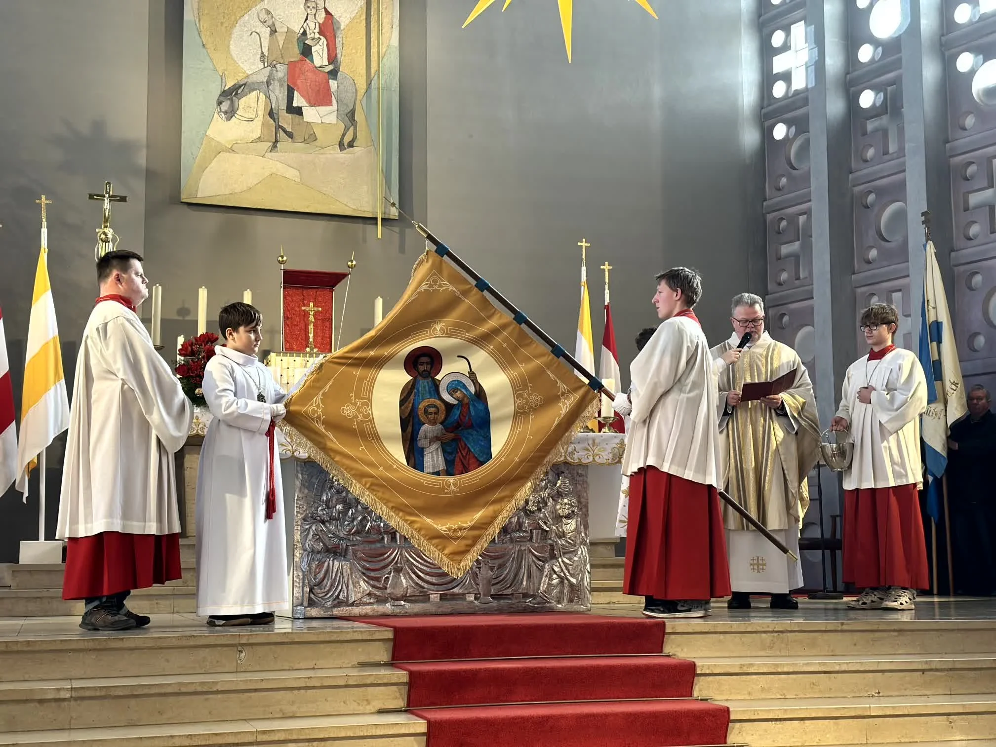 2025-12-28_Fahnenweihe_Minis_Hl_Familie (28).jpg