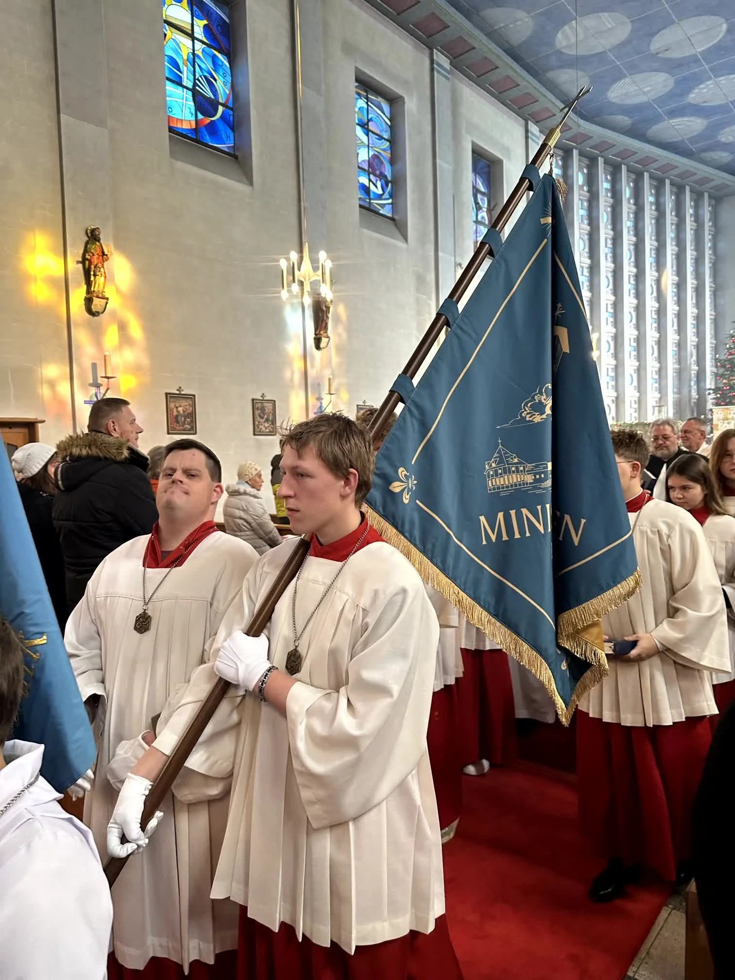 2025-12-28_Fahnenweihe_Minis_Hl_Familie (40).jpg