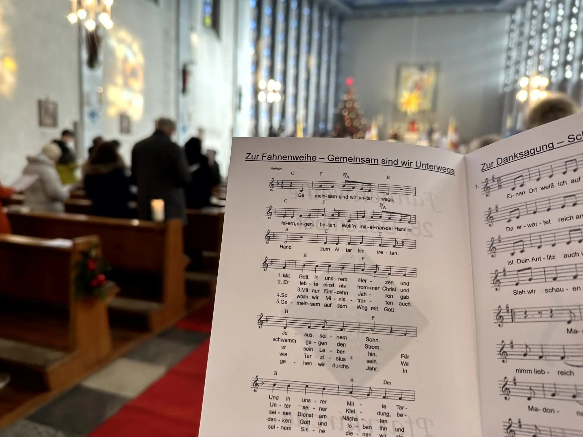 2025-12-28_Fahnenweihe_Minis_Hl_Familie (32).jpg