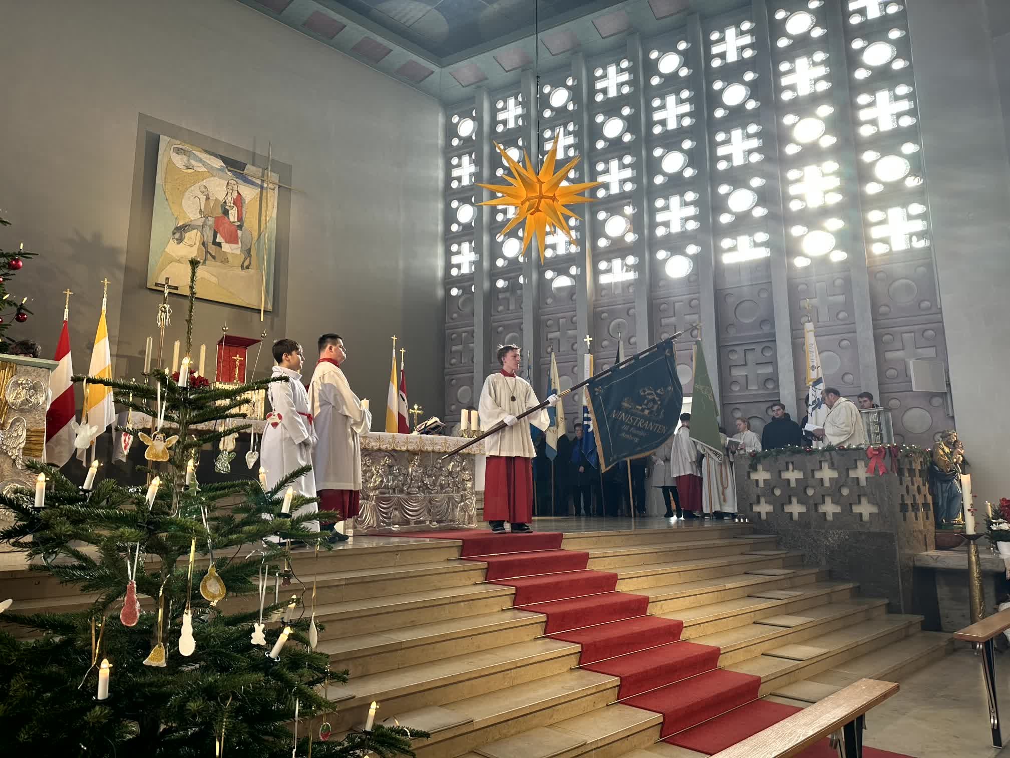 2025-12-28_Fahnenweihe_Minis_Hl_Familie (30).jpg