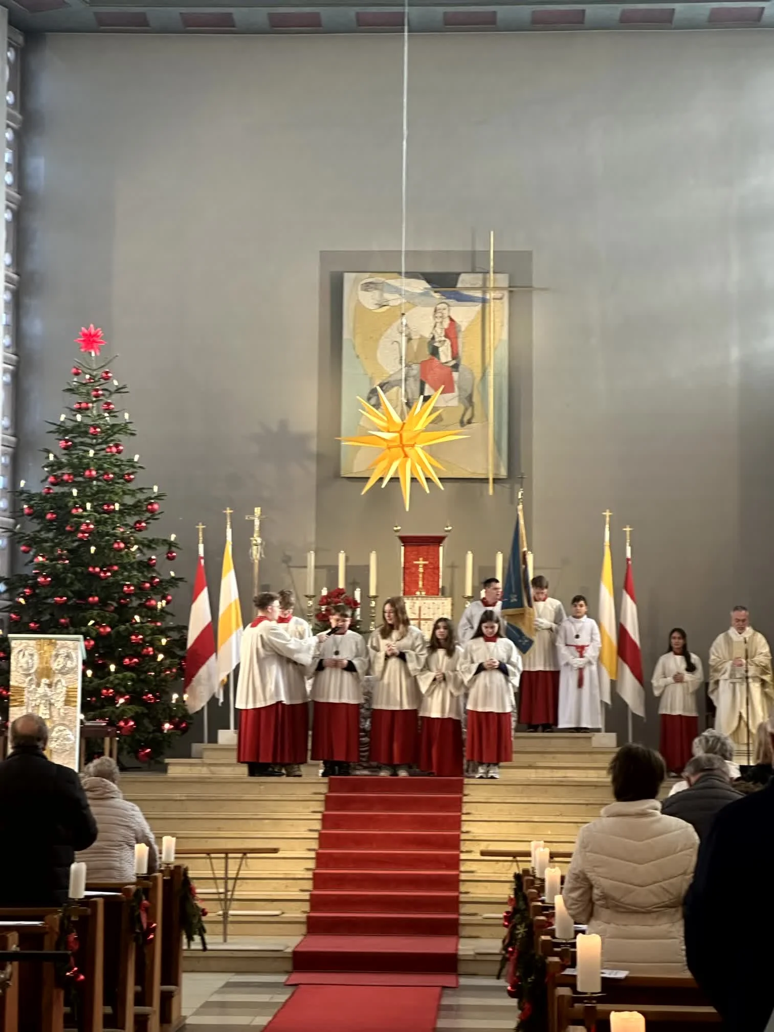 2025-12-28_Fahnenweihe_Minis_Hl_Familie (33).jpg