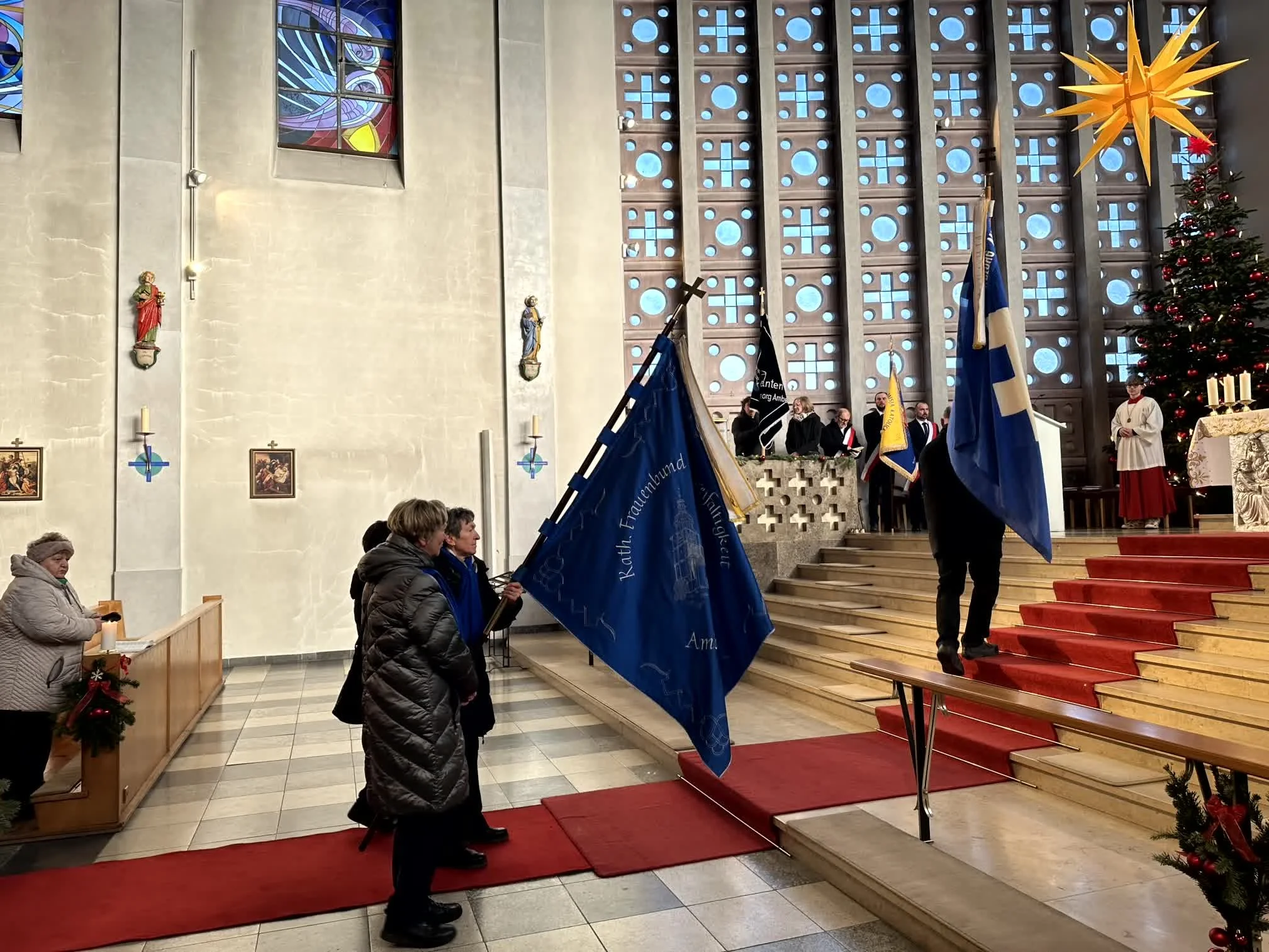 2025-12-28_Fahnenweihe_Minis_Hl_Familie (10).jpg