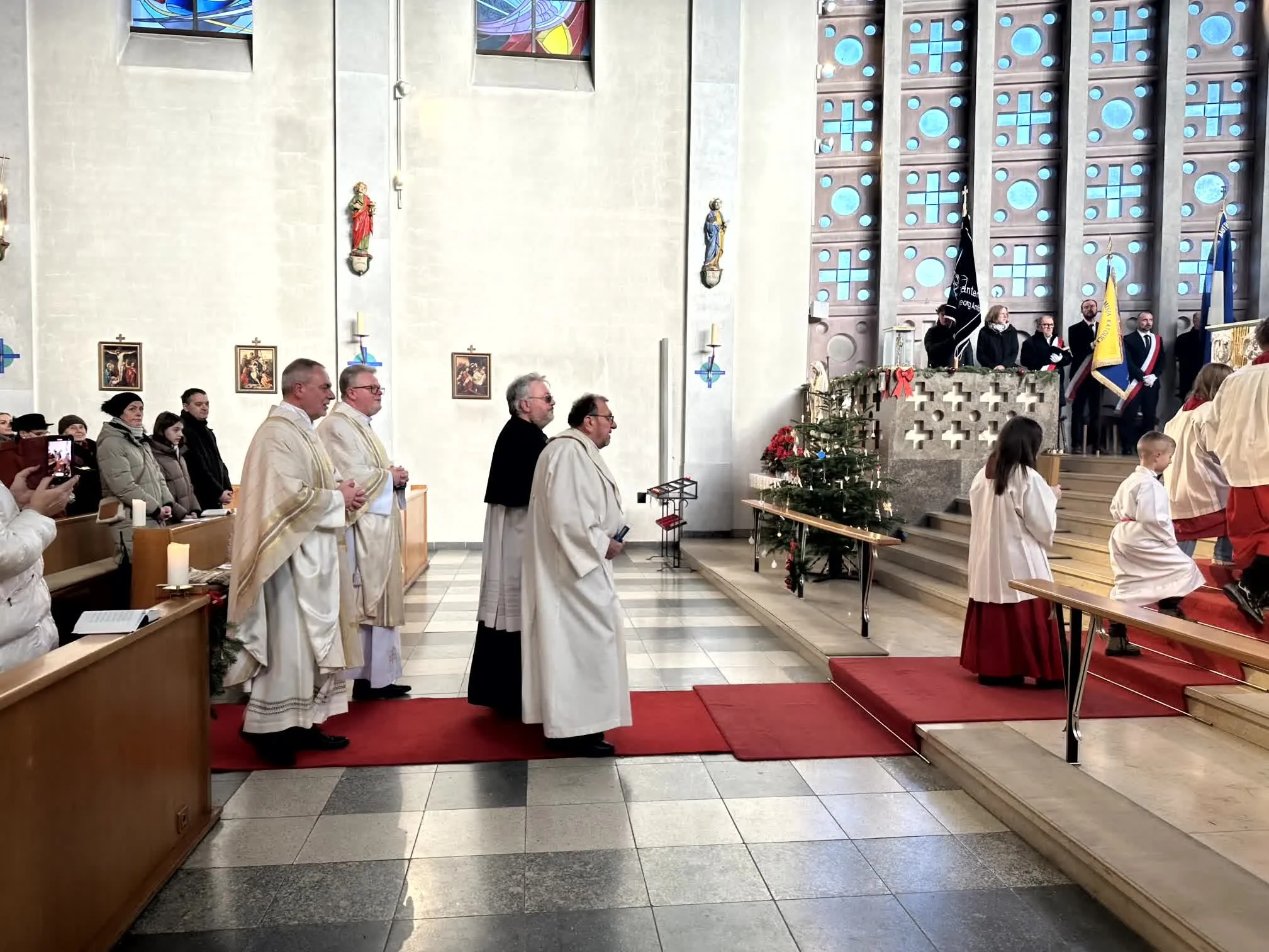 2025-12-28_Fahnenweihe_Minis_Hl_Familie (14).jpg