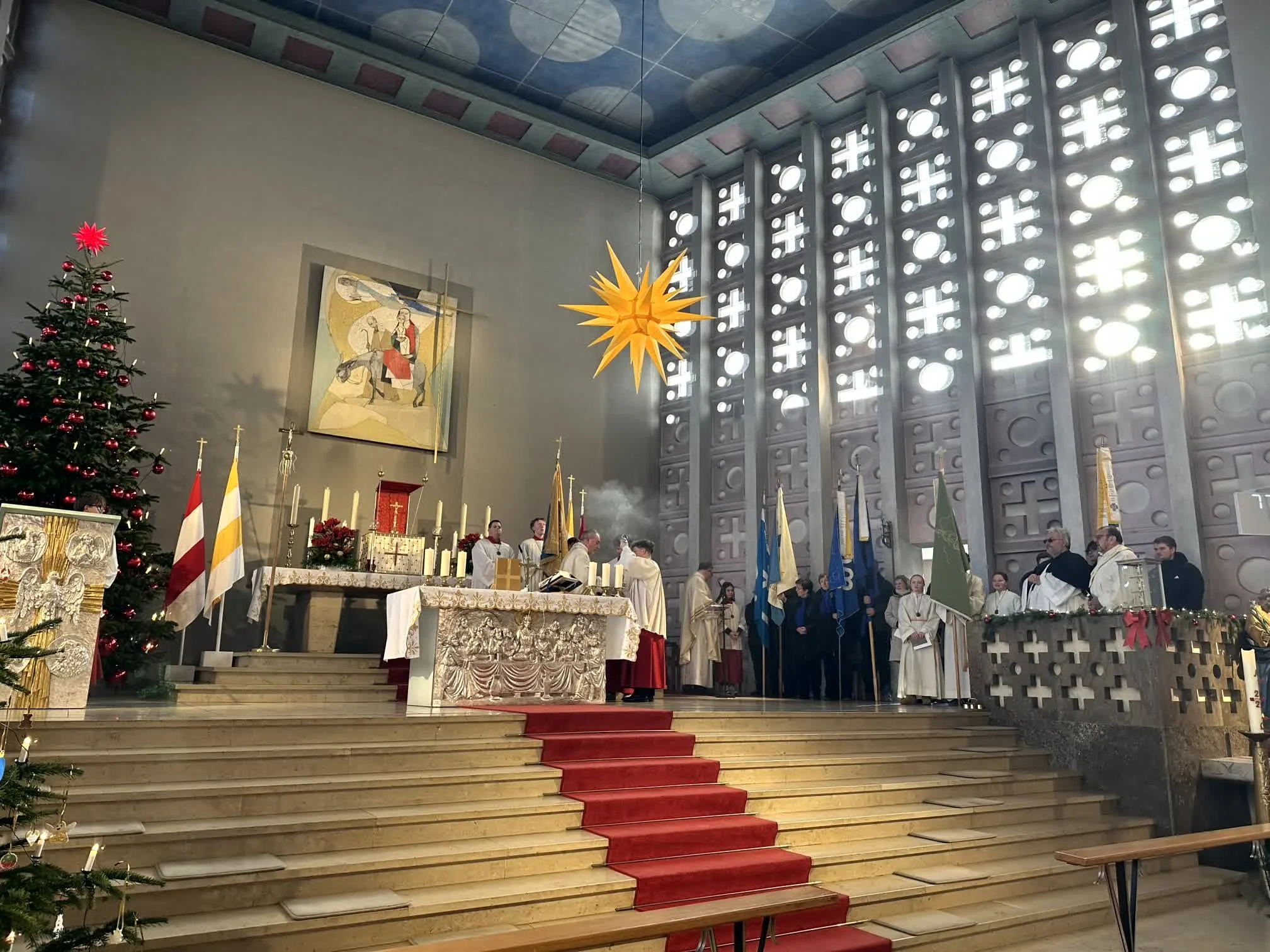 2025-12-28_Fahnenweihe_Minis_Hl_Familie (16).jpg