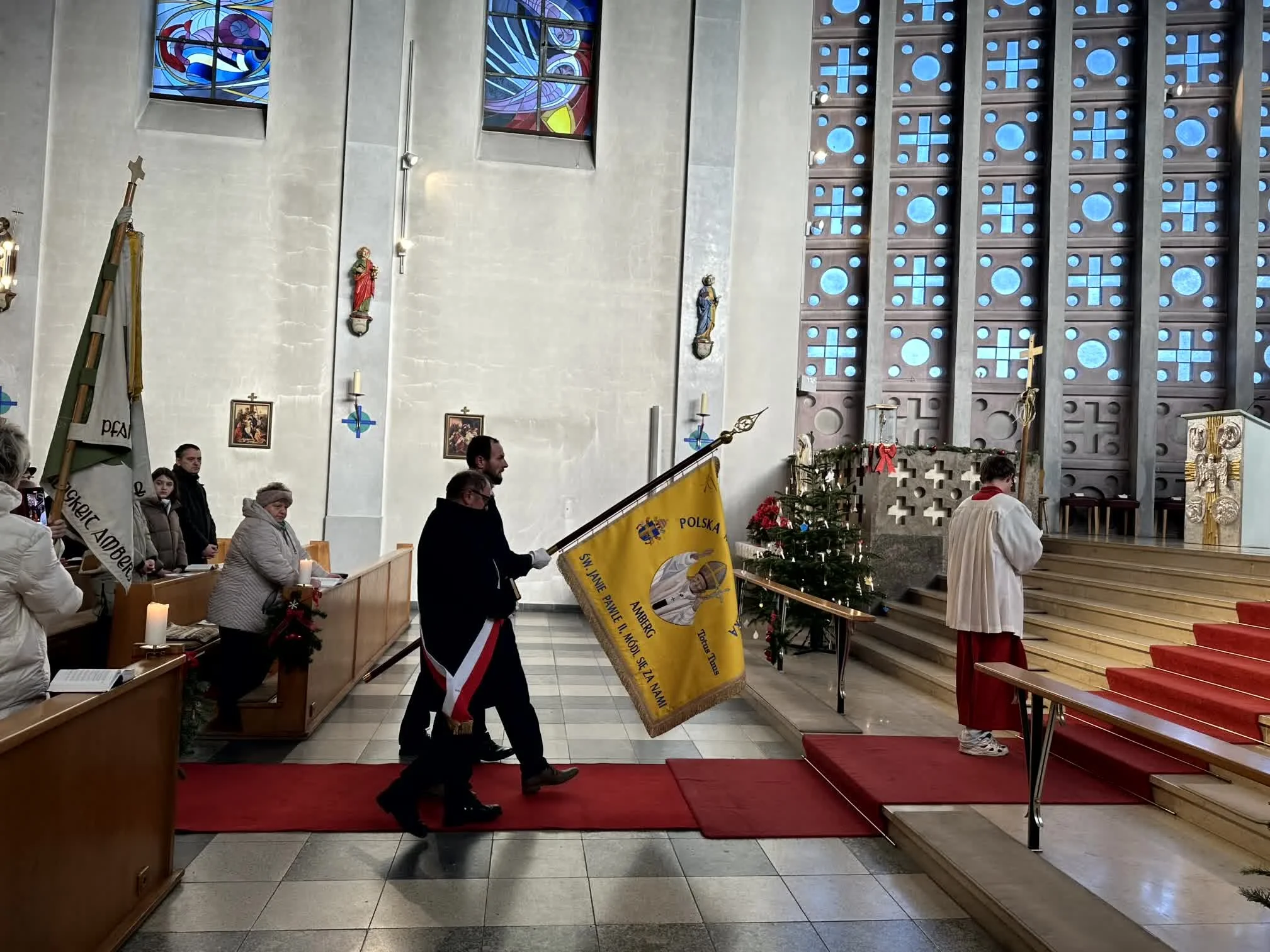 2025-12-28_Fahnenweihe_Minis_Hl_Familie (4).jpg