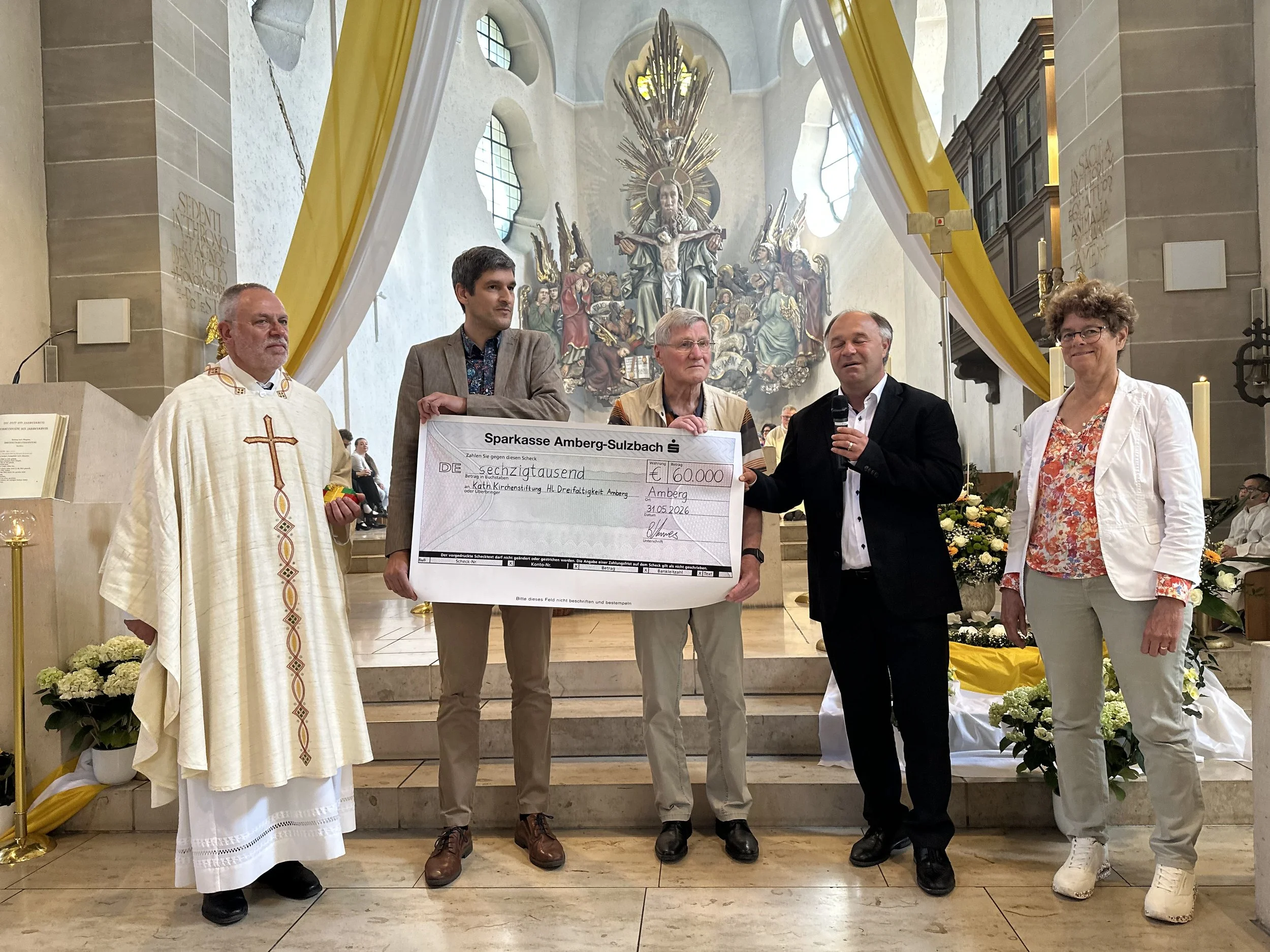 Feierliche Scheckübergabe des Fördervereins im Rahmen der Feier zur 100jährigen Grundsteinlegung der Kirche Hl. Dreifaltigkeit