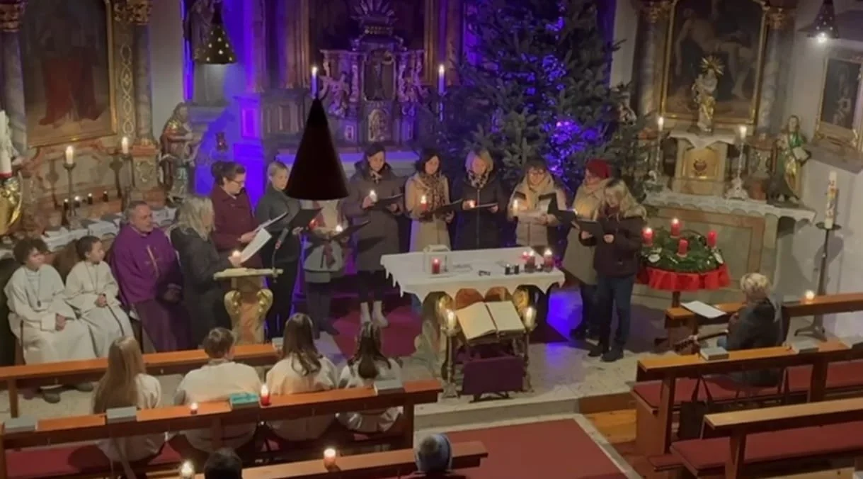 Rorate mit Friendenslicht und Christbaum Schmücken