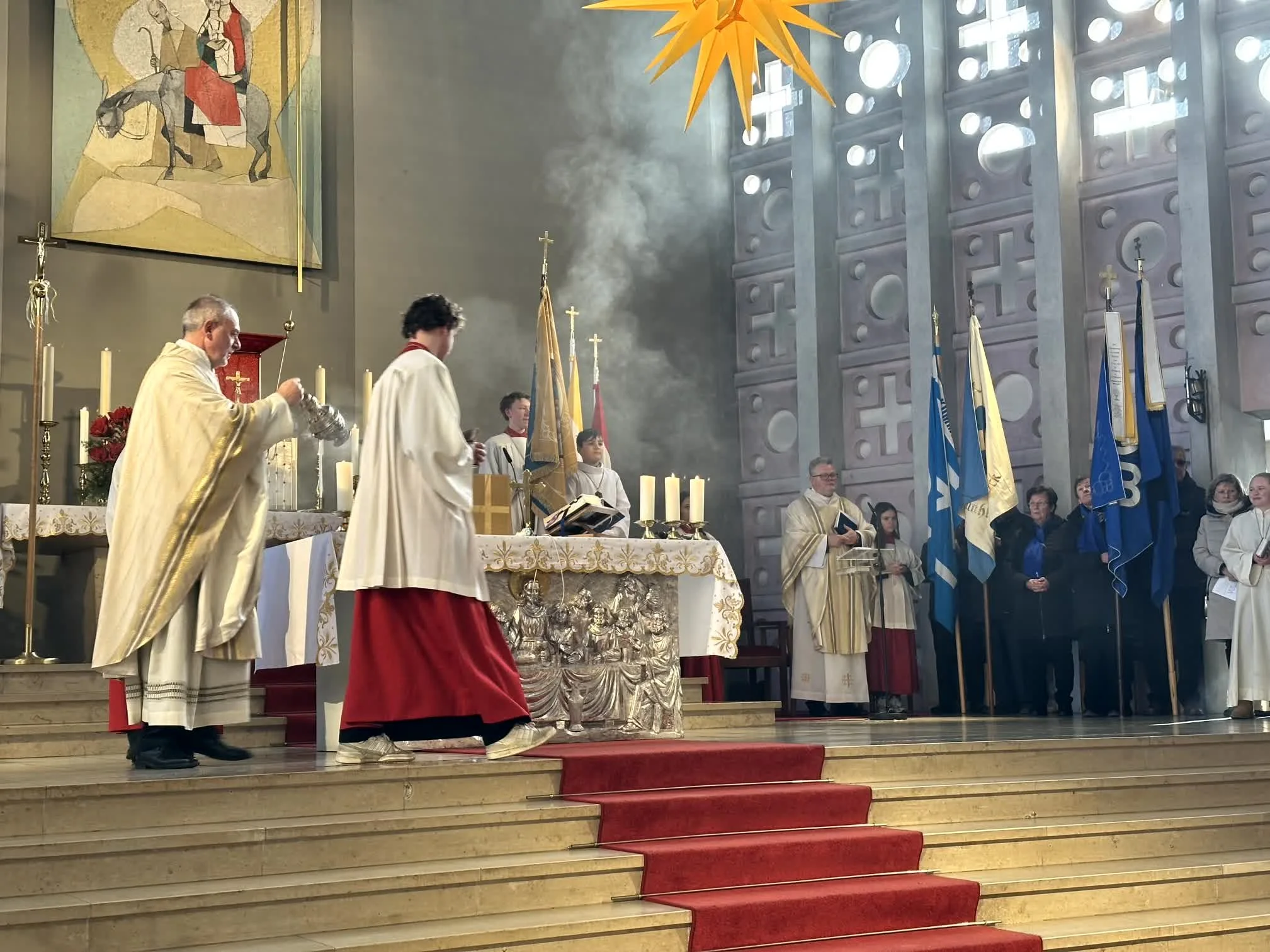 2025-12-28_Fahnenweihe_Minis_Hl_Familie (18).jpg