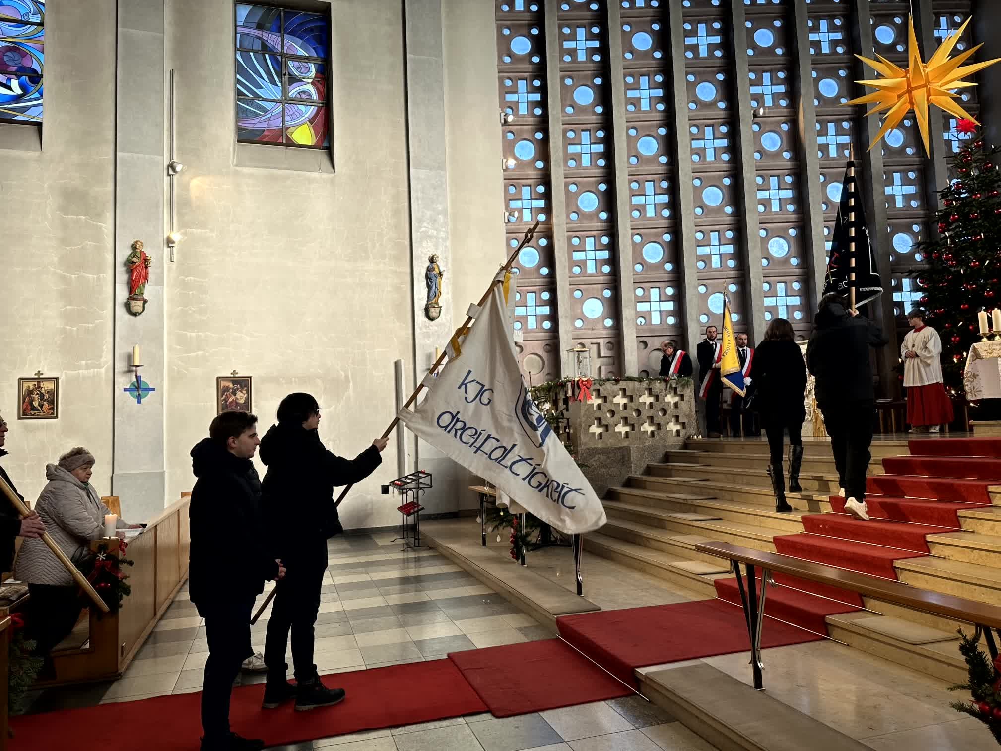 2025-12-28_Fahnenweihe_Minis_Hl_Familie (7).jpg