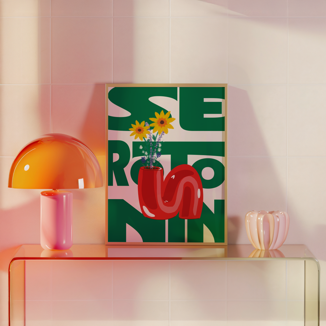Une décoration intérieure avec une lampe orange, une affiche colorée avec des lettres vertes et une illustration florale, et deux vases uniques, l'un rose et l'autre beige, sur une table en verre.