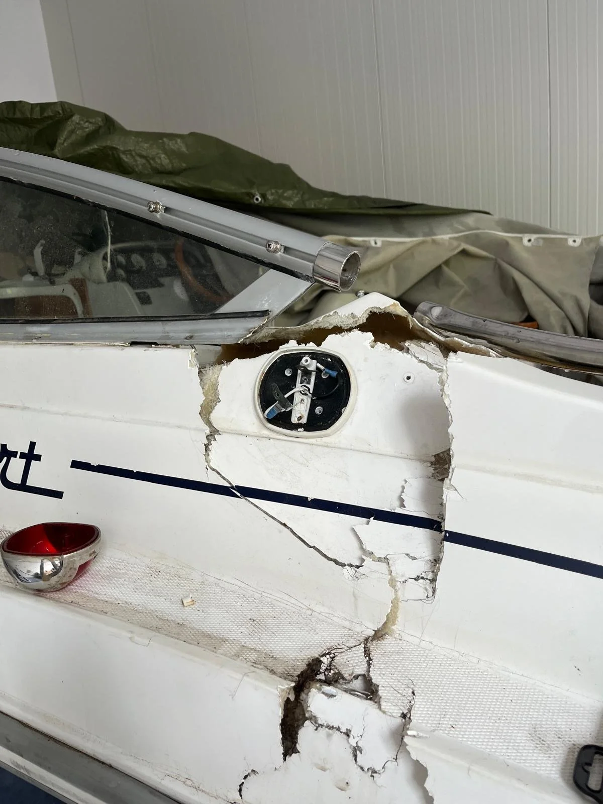 Bildet av en skadet i skroget på båten