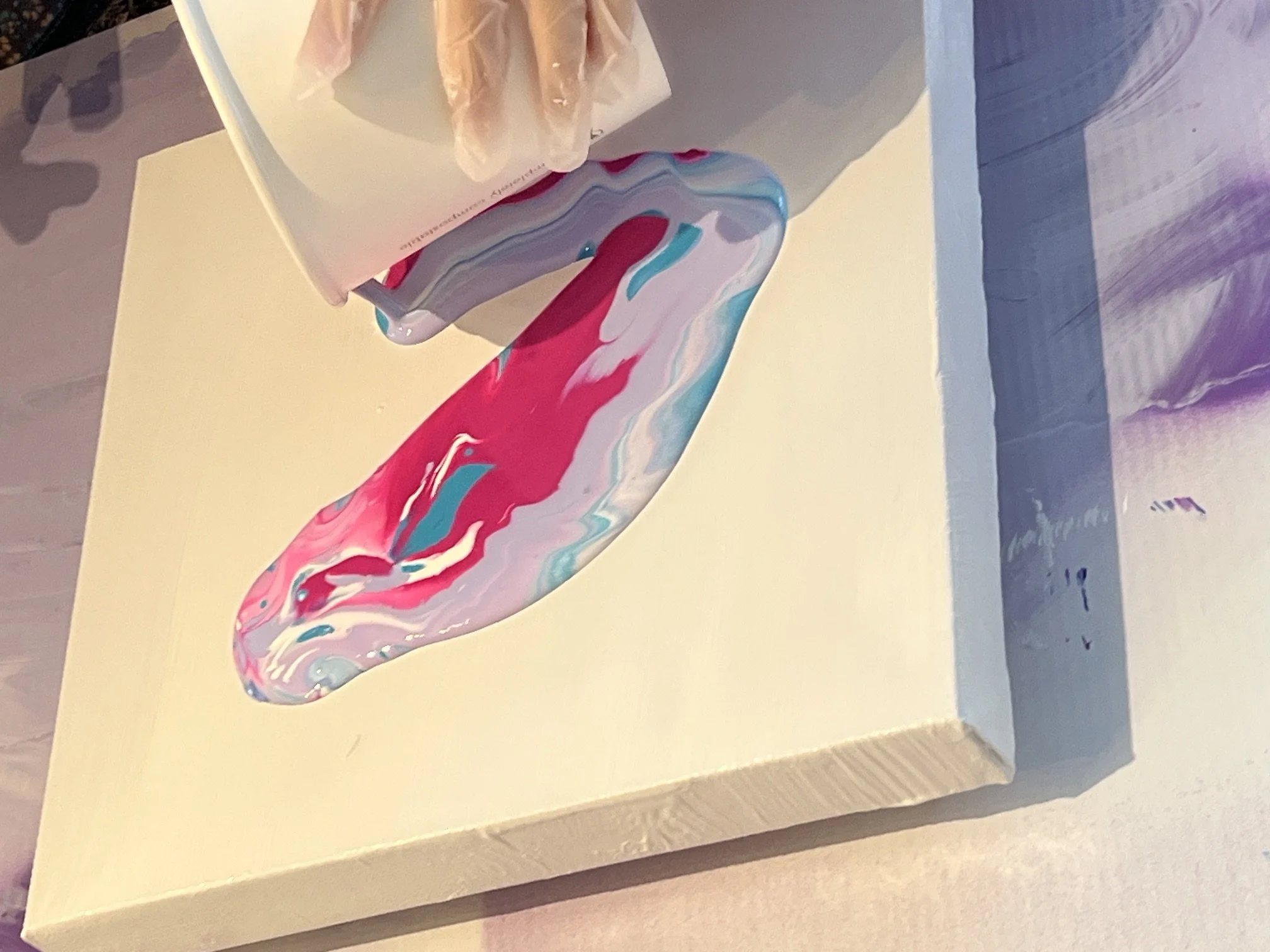 KidsArt, Detailaufnahme der Pouring-Technik.