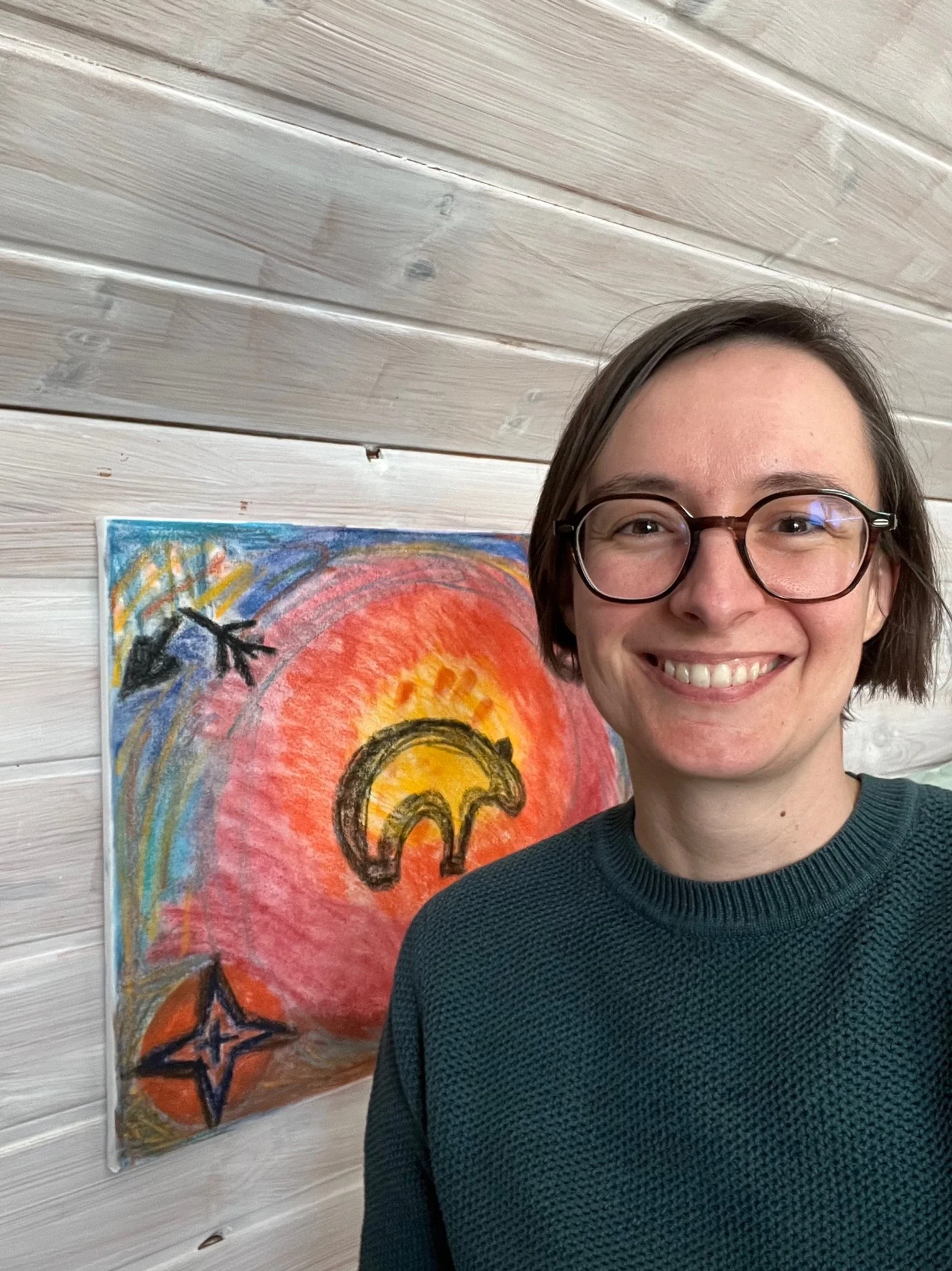 Ein Portrait der Künstlerin Christiane Kritzer, im Hintergrund ist ihr originales Kunstwerk Rebirth zu sehen.