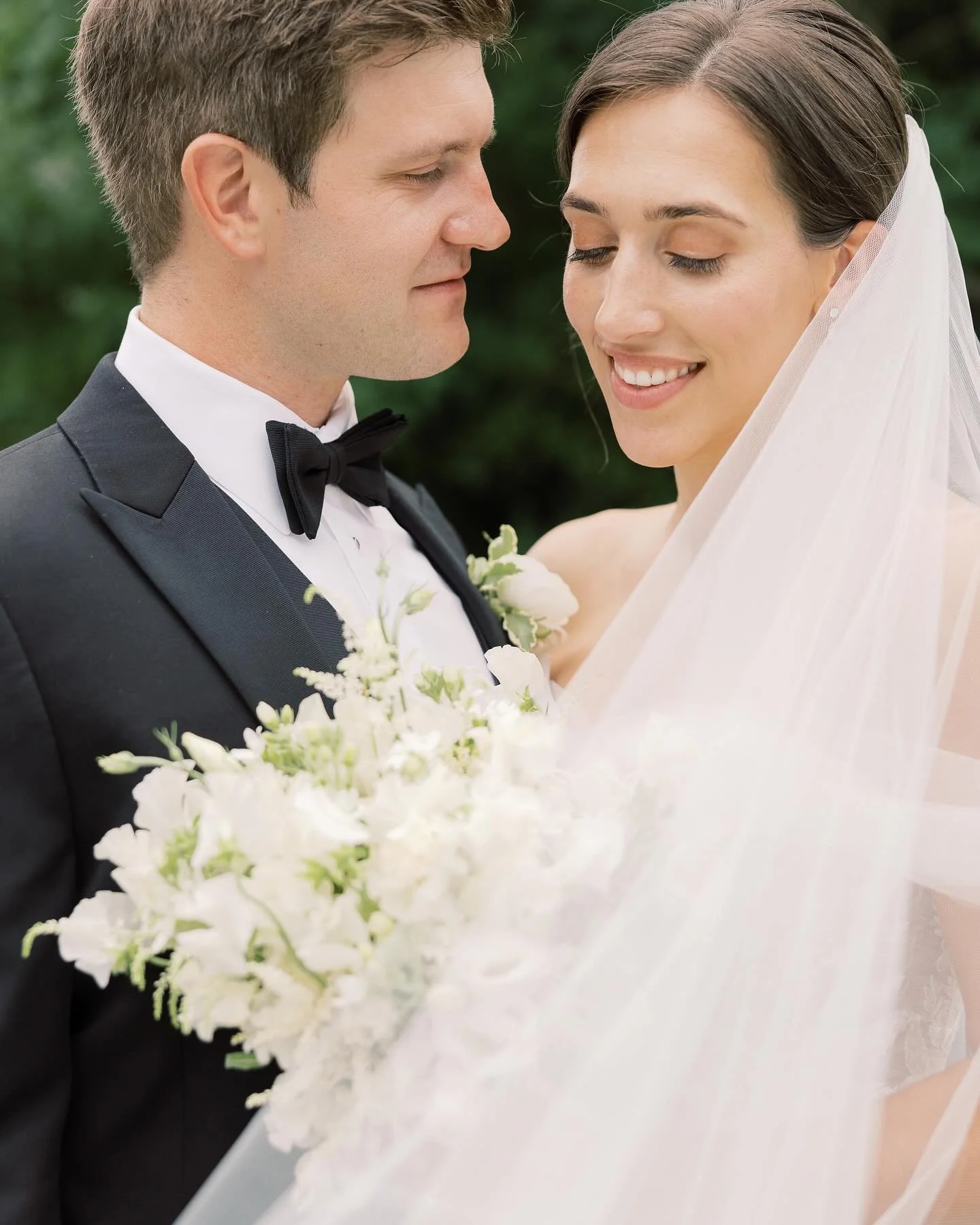 Happy Anniversary, Riley &amp; Steven! These lovebirds planned their intimate affair in two months before being wed on this beautiful June day two years ago, and we loved styling the understated and elegant florals!

Photography: @bonphotage 
Plannin