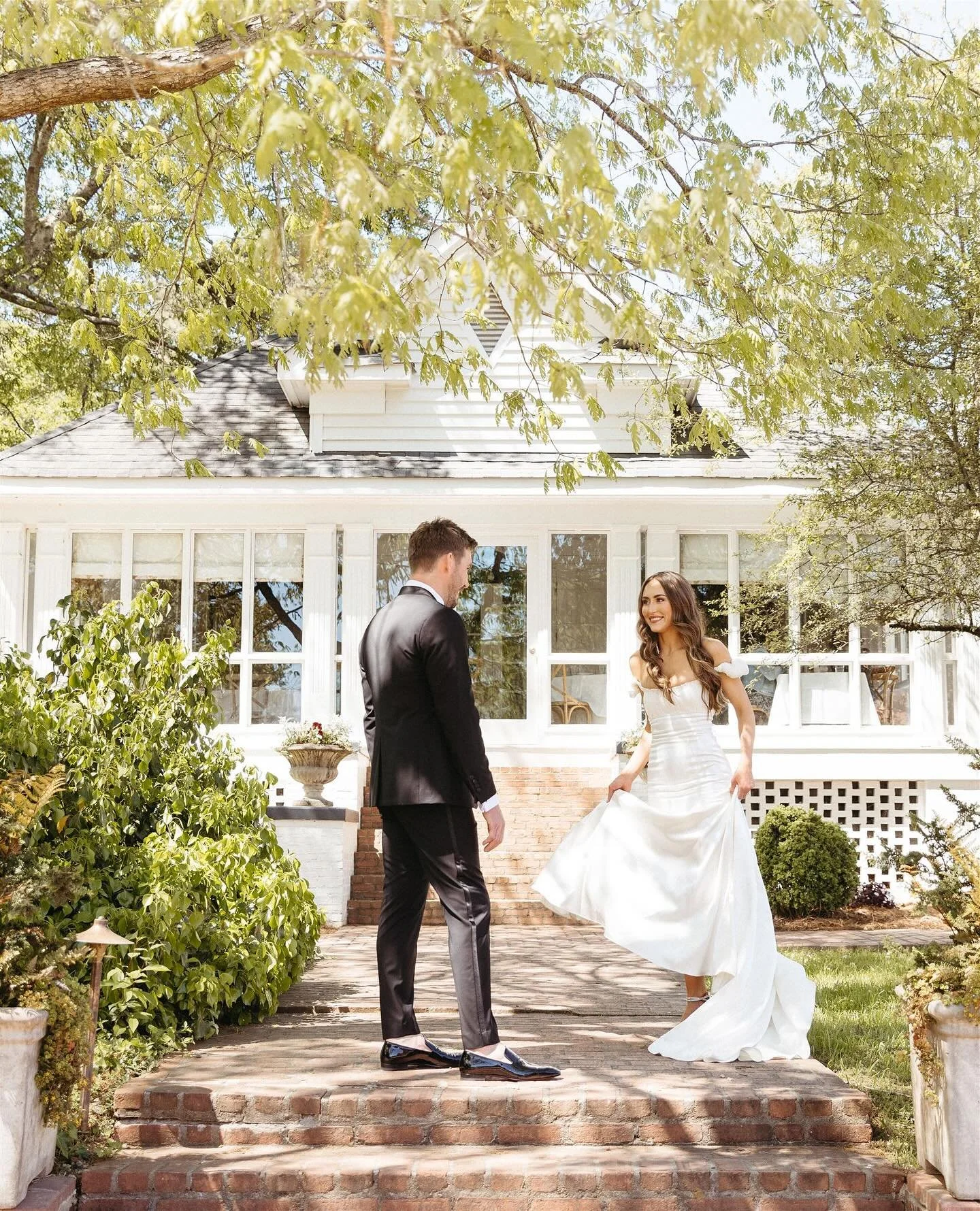 Whether you're doing a pre-ceremony reveal or the groom first sees the bride as she walks down the aisle, we LOVE catching that first look!

#forageandflower #forageandflowerevents #forageandflowerweddings #serenbeweddings #cherryhollowfarm #wedding 