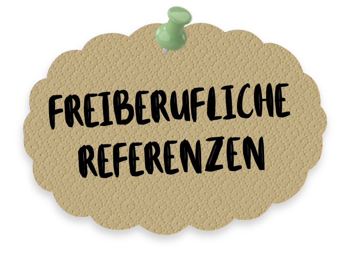 Schild in Form eines Keks mit der Aufschrift "FREIBERUFLICHE REFERENZEN" und einer Pinnnadel oben befestigt.