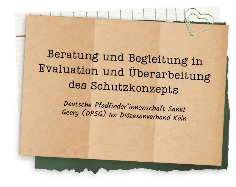 Ein brauner Zettel mit schwarzem Text, der Beratung und Begleitung bei Evaluation und Überarbeitung des Schutzkonzepts beschreibt, befestigt an einer Pinnwand mit einer grünen Herz-Klammer.