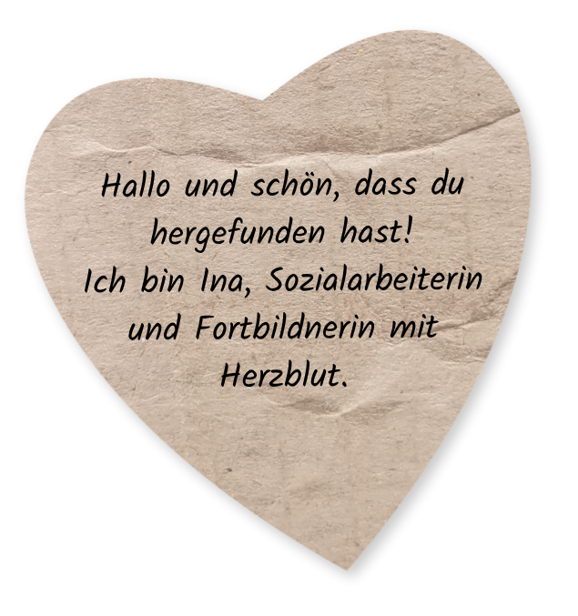 Ein herzförmiger Zettel mit handgeschriebenem Text in Deutsch, der eine Begrüßung und eine Vorstellung enthält.