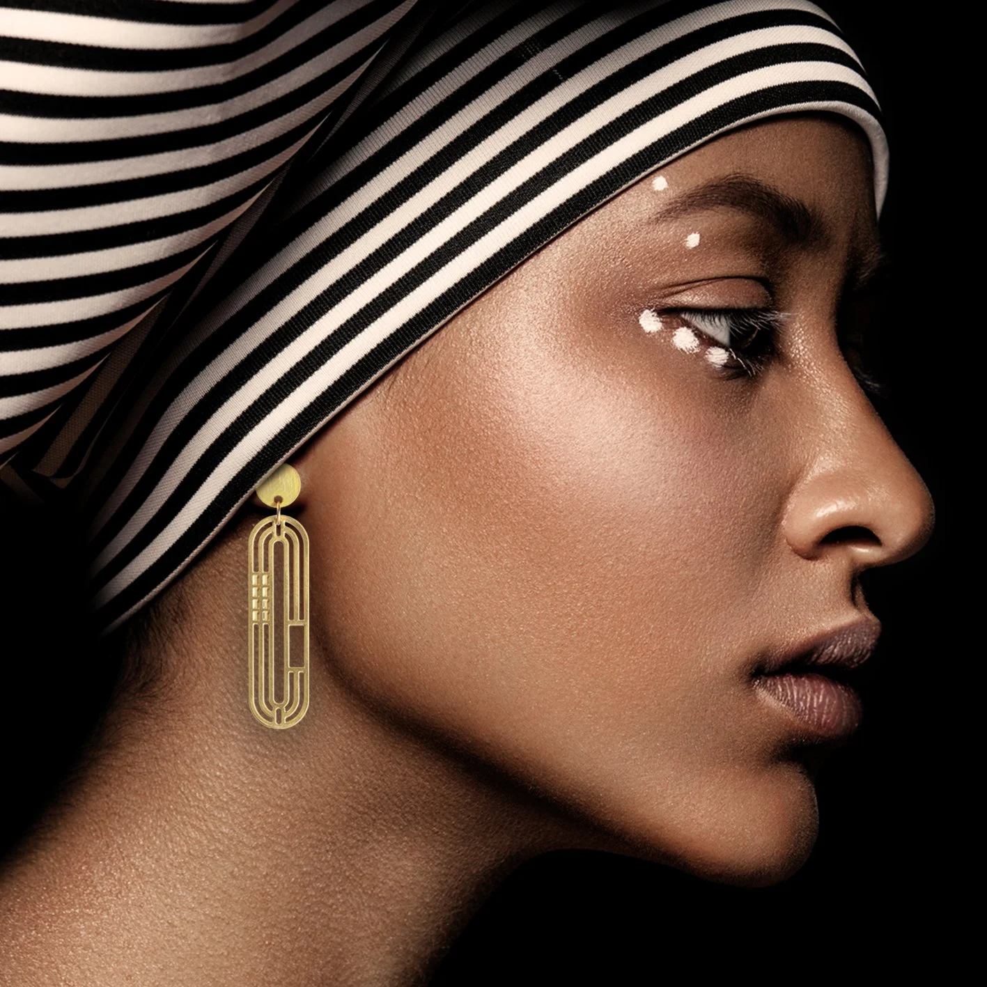 026-01-06-grafische oorringen-goud-vierkant.jpg