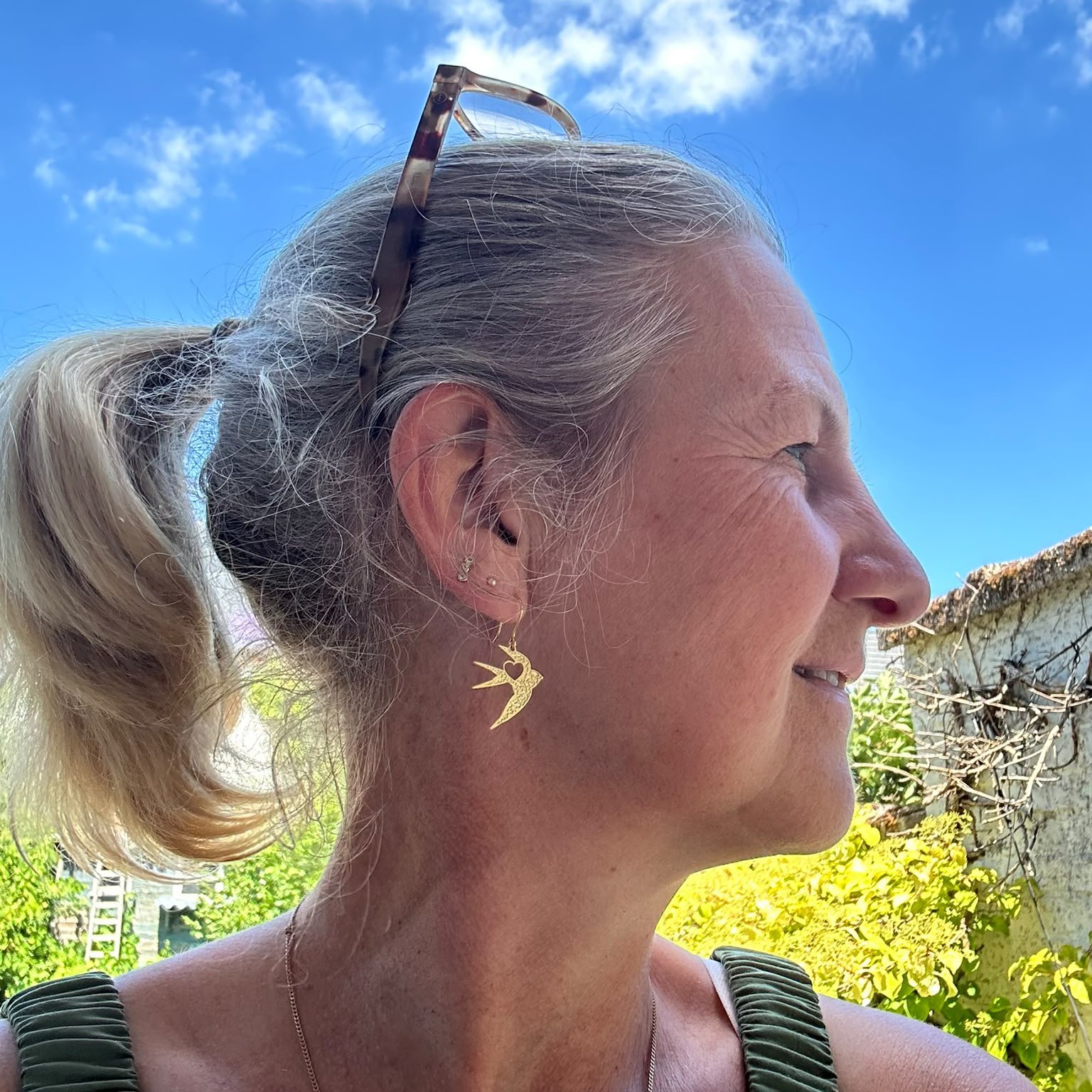 Moderne oorringen. grafische oorringen. Designer oorringen. Statement oorringen. Belgisch design. The Inergy Collection. Winged Collection. Unleash your wings, own the sky. kleine gouden zwaluwen. fantasiejuwelen in messing, verguld of verzilverd.
