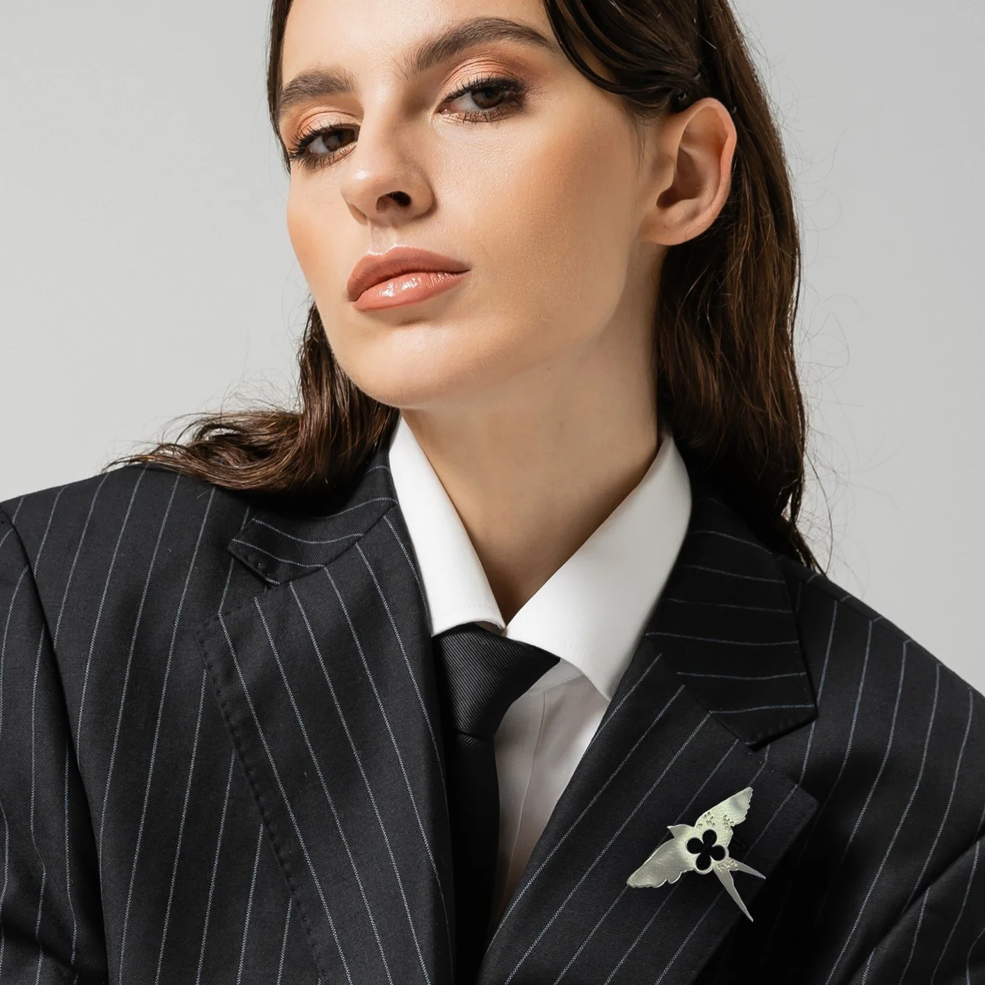 026-01-07-zilveren zwaluw-meisje-zonder piercing-vierkant.jpg