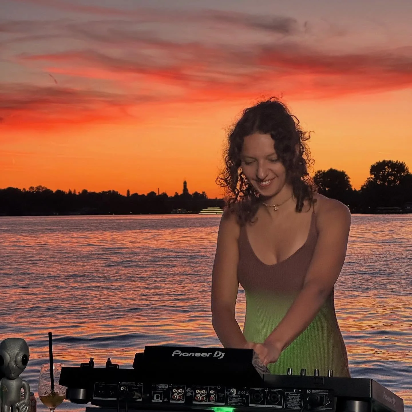 🪩 Welcome to set #3 &ndash; with C&AElig;THY on the decks, bringing you a stunning sunset session straight from Z&uuml;rich. Known for her organic and deeply melodic taste, this one&rsquo;s all about warm grooves and reflective energy &ndash; perfec