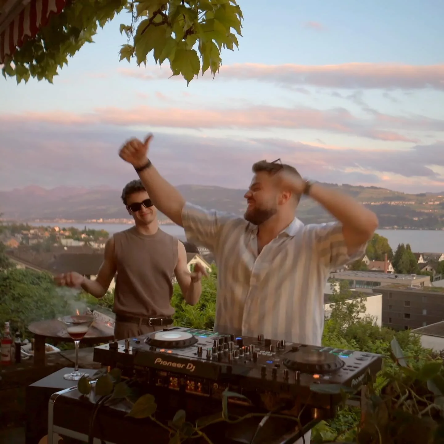 Groovy Sunset House Mix by @stefan.smile at the Lake Zurich! 
 
Enjoy this set we recorded for you, play it in the background at parties, enjoy life to the fullest, show much love and stay groovy!🪩

We also had the pleasure of enjoying impeccable be
