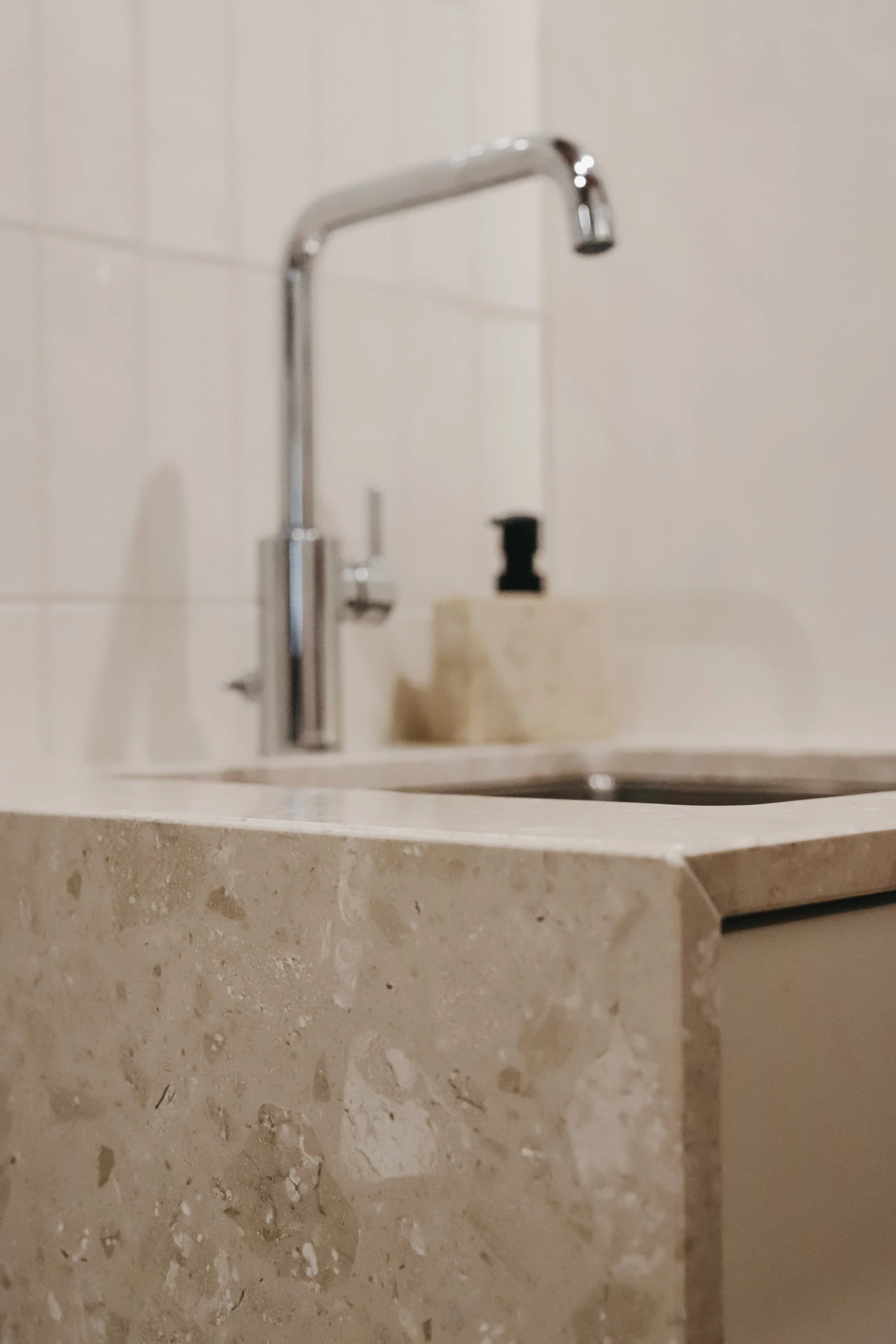 Kylpyhuoneen kivitaso ja allas  suunnittelu Studio Jessica Muroke