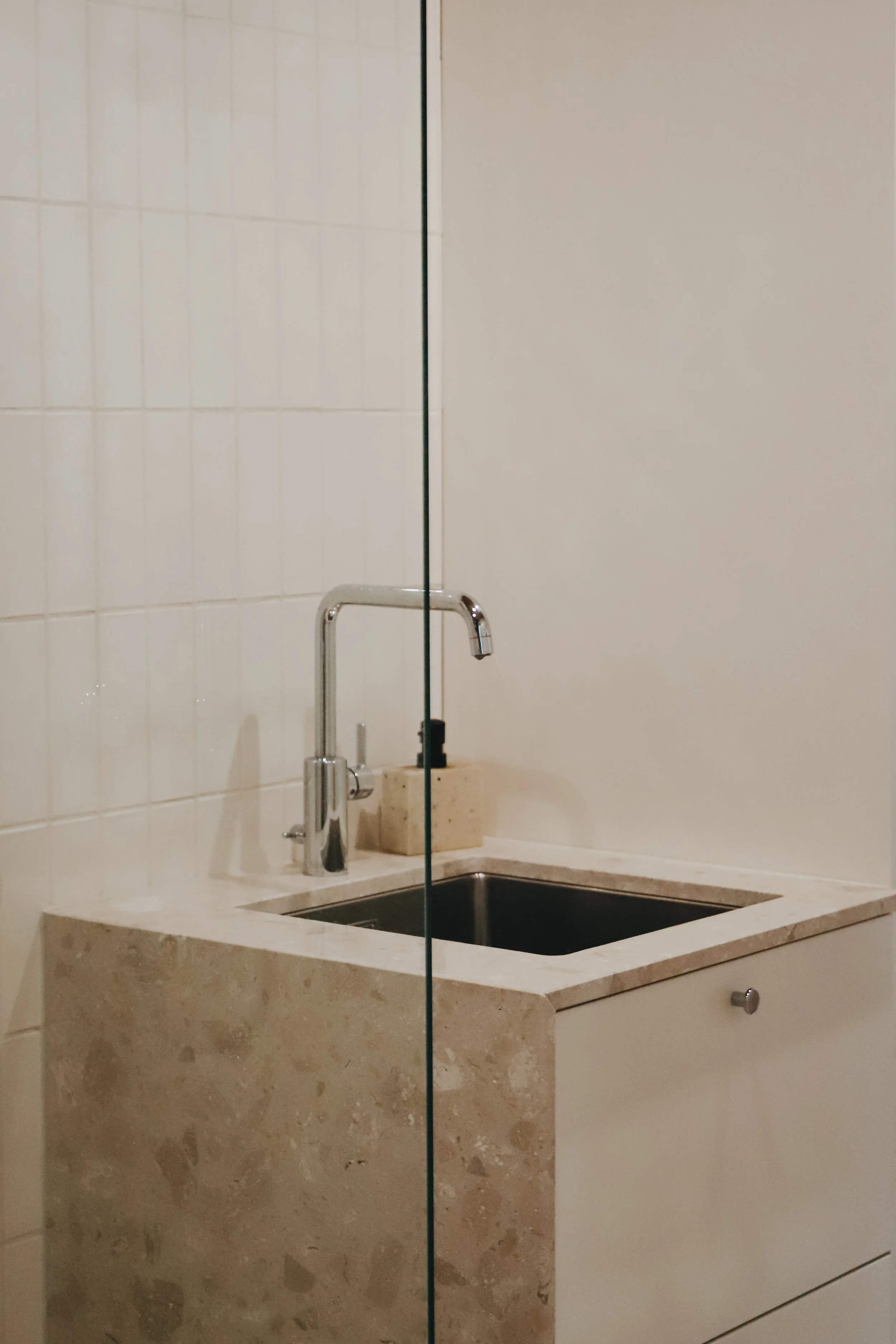 Kylpyhuoneen allaskaapisto