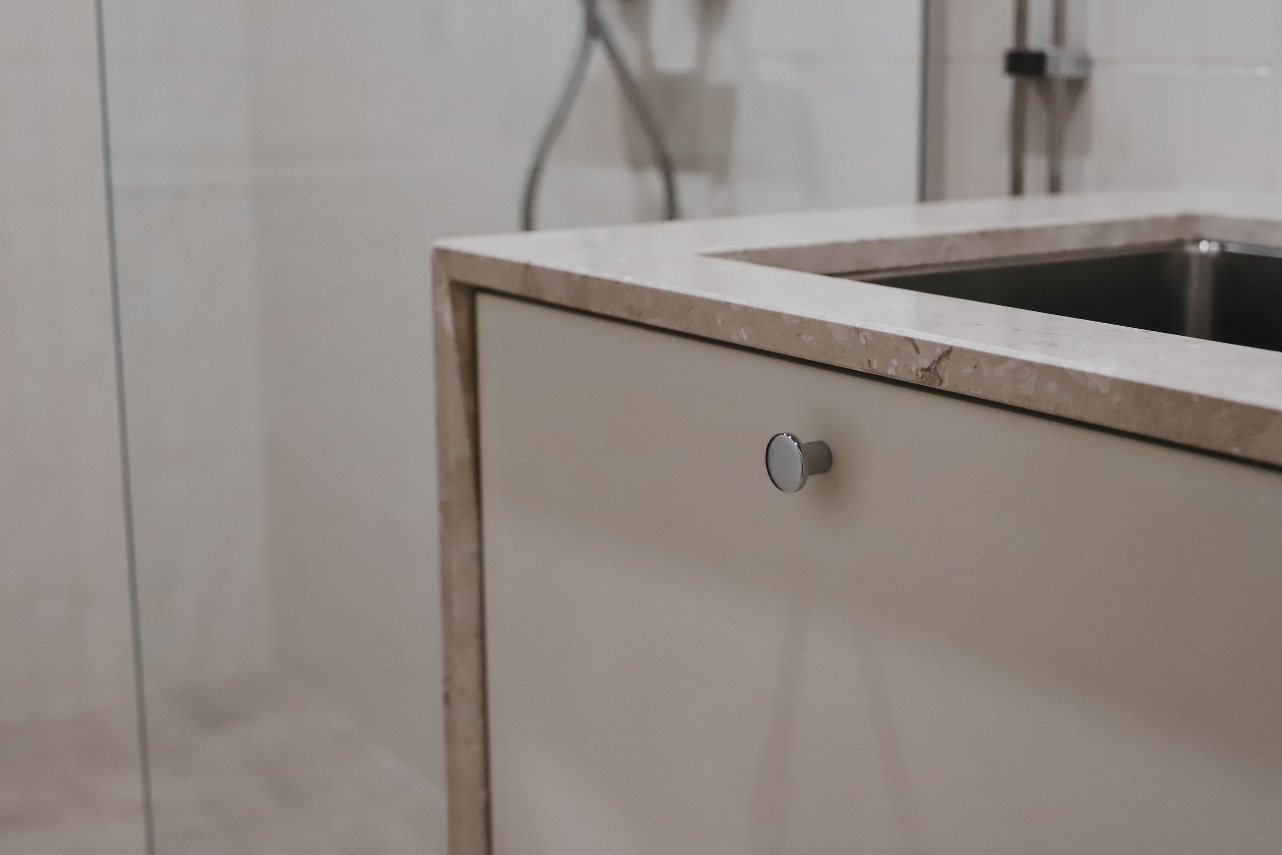 Kylpyhuoneen kiintokalusteen yksityiskohdat