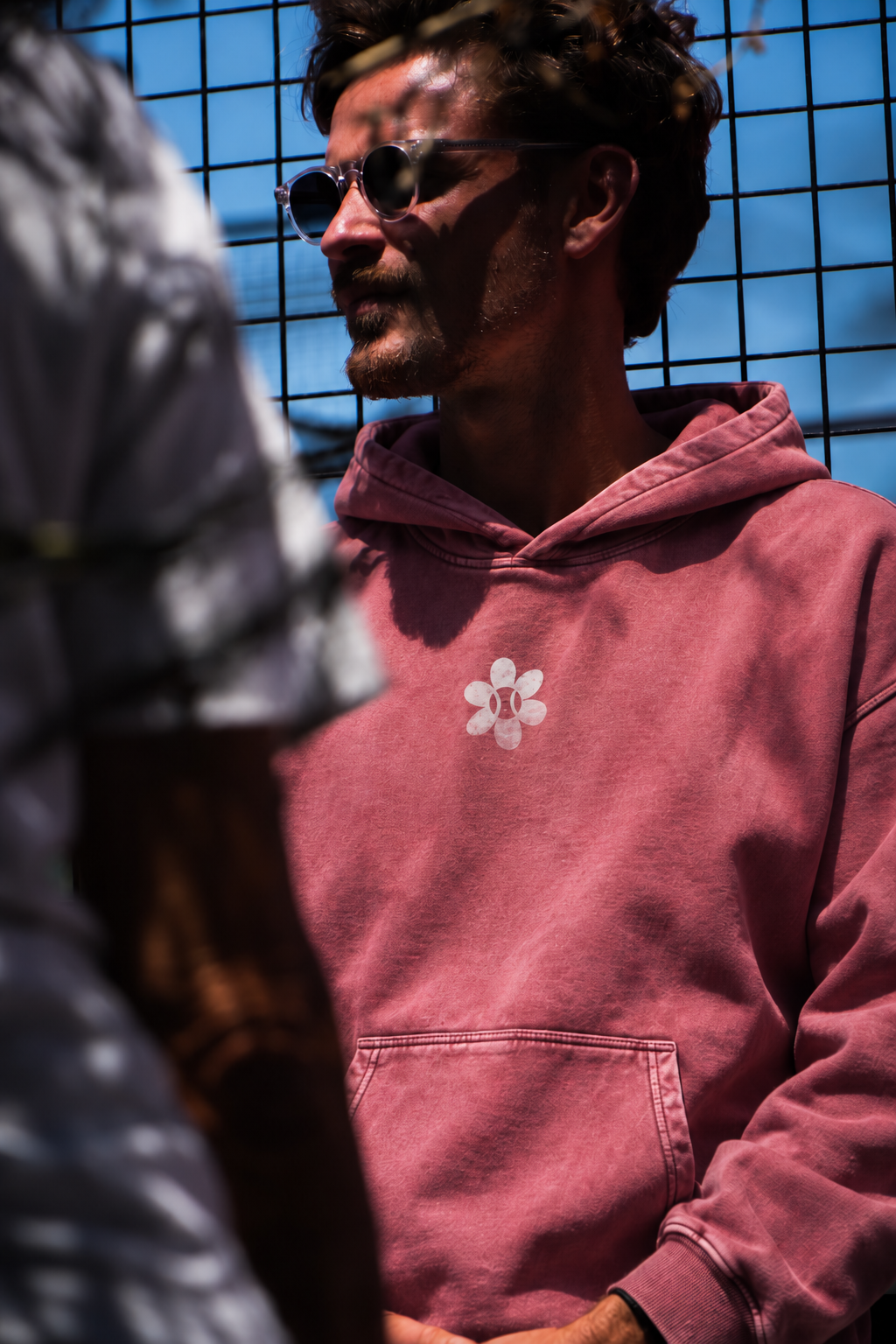 Portrait urbain au hoodie rose poudré.png