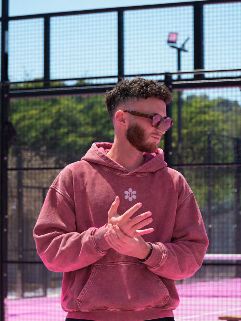 Portrait+en+hoodie+rose+au+court+de+padel.png