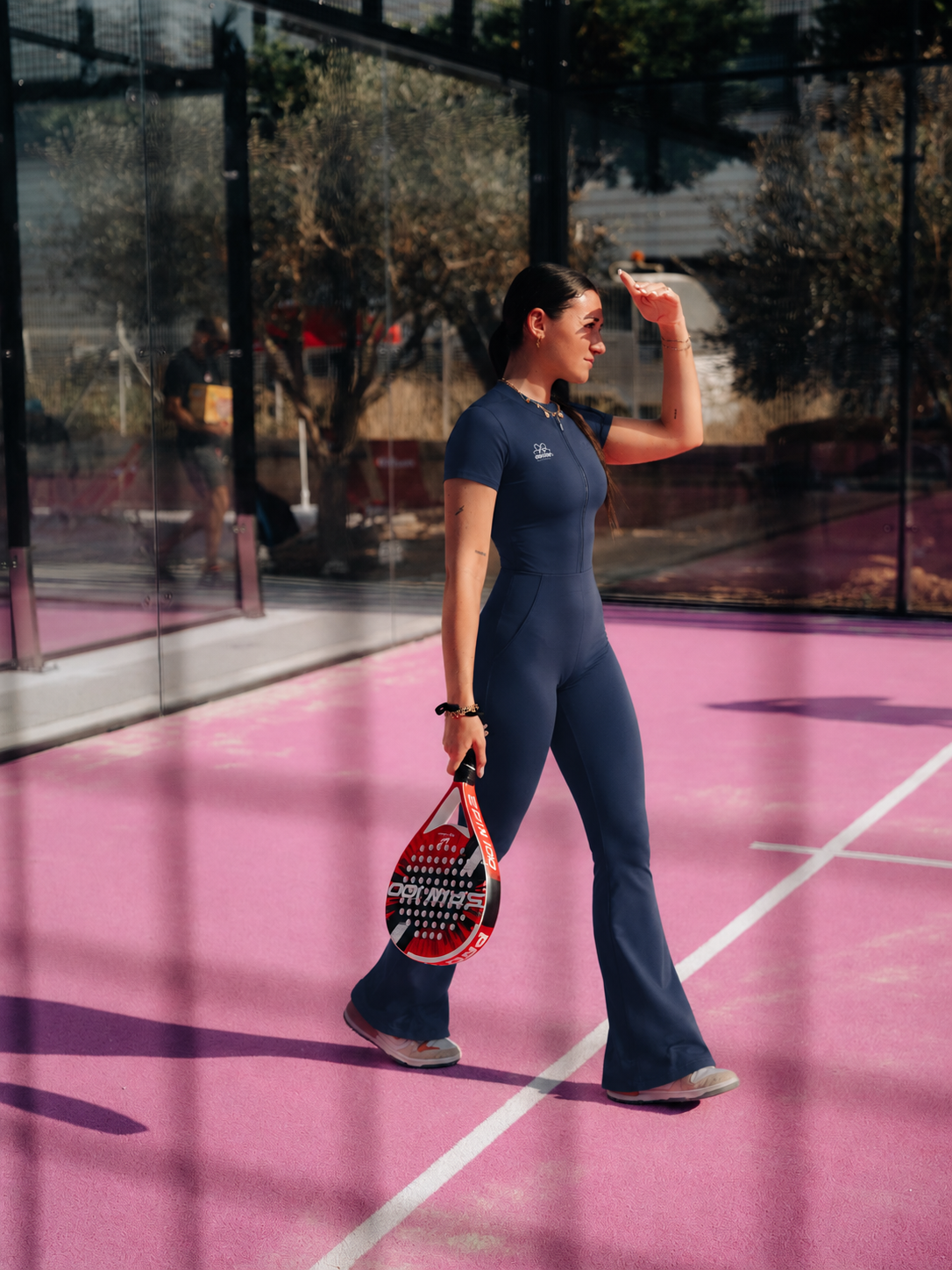 Joueuse de padel sur court rose.png