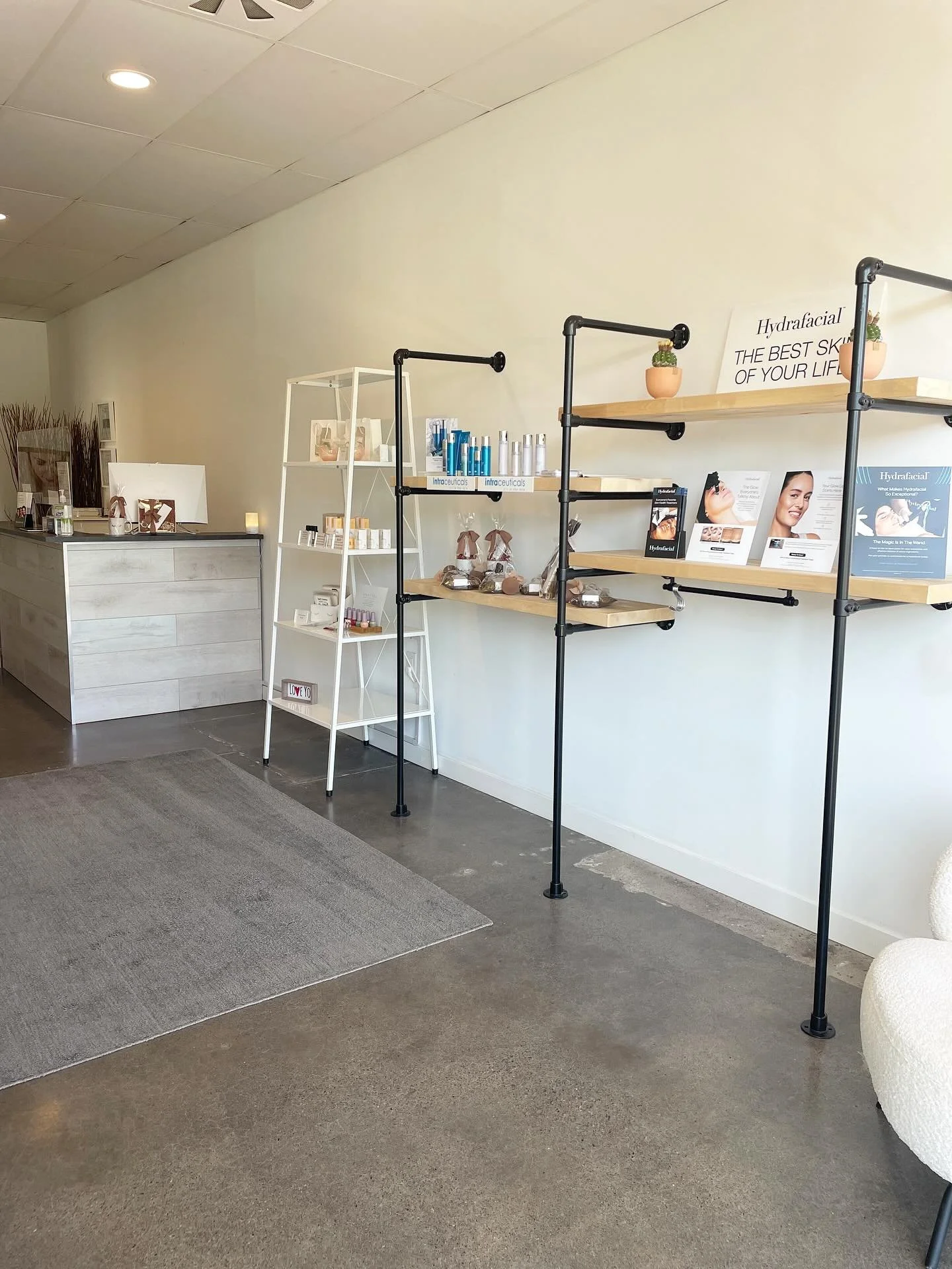 Get your lashes ready for all the holiday photos!📷

#newportbeach #newport #oc #orangecounty #photoshoot #eyelash #lashcare #holidaylashes👀☀️💕