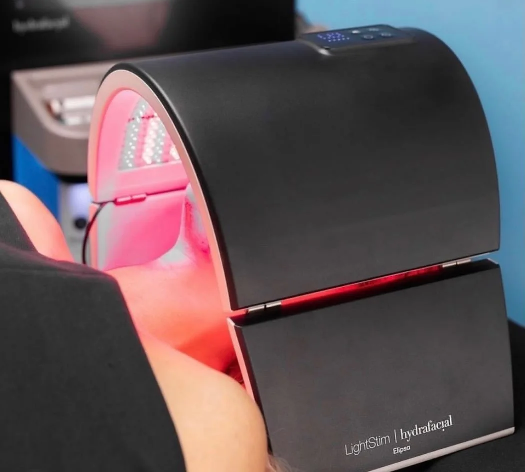 LED Light Therapy ✨
Calms inflammation, boosts collagen, and gives your skin that healthy glow! 💧

#hydrafacial #skincare #skinglow #holidayskincare