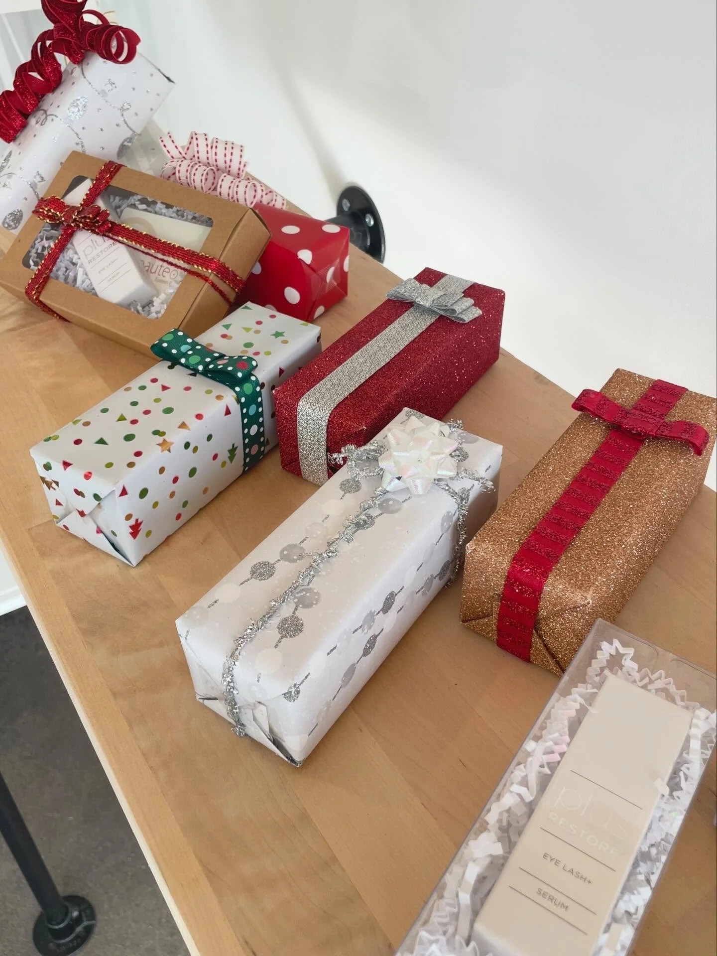 Now our lash serums and cleansers are ready with cute
gift wrapping 🎄

#giftidea2025 #holidaygiftguide #newportbeach #oc #skincare #lashcare