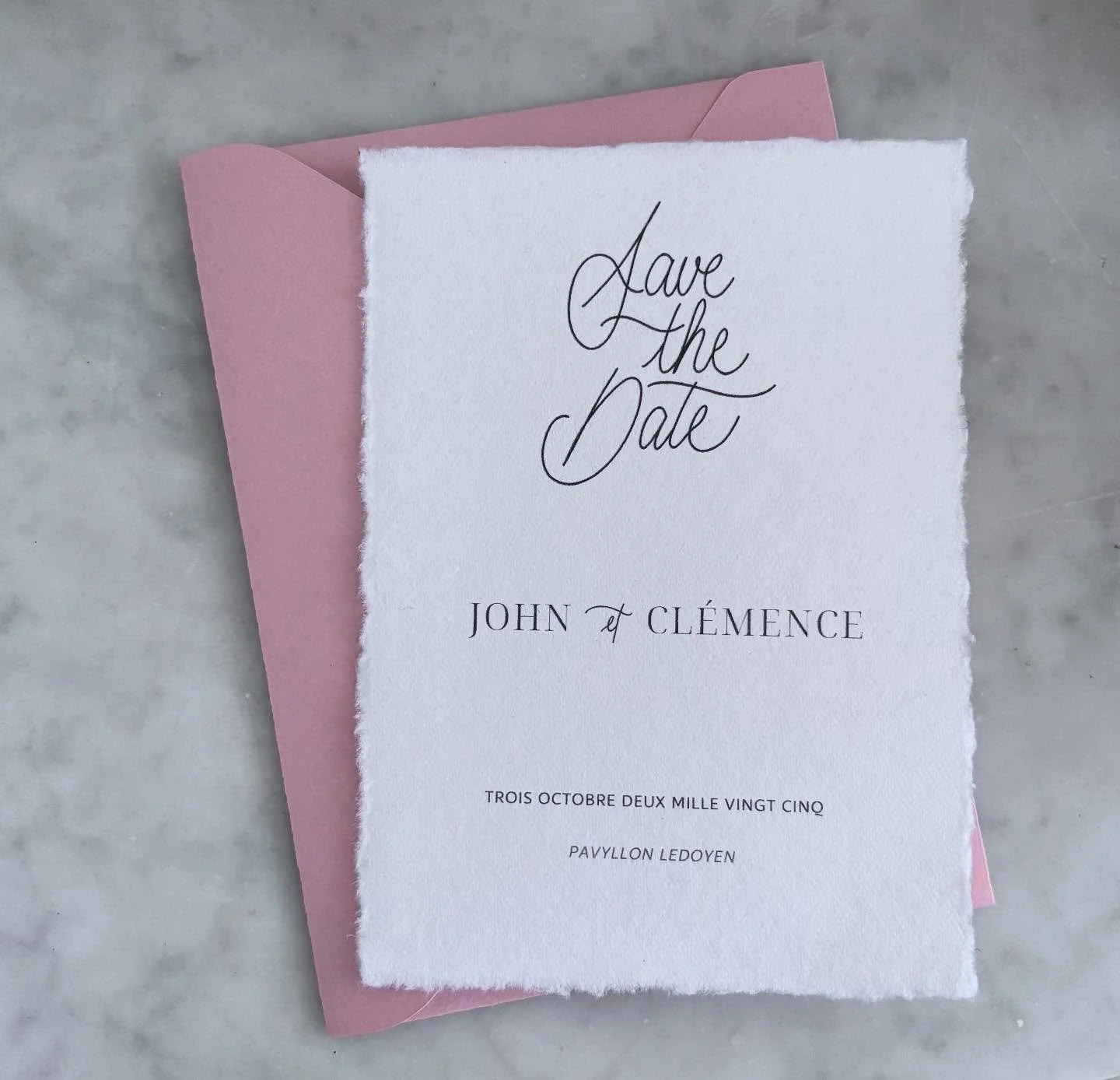 Le Save the Date &eacute;pur&eacute; de J&amp;C avec une enveloppe rose pastel sur-mesure. 

Merci &agrave; la @wedding.academy de m'avoir fait confiance. 

#calligraphie #calligraphieanglaise #copperplatecalligraphy #copperplatepractice  #calligraph