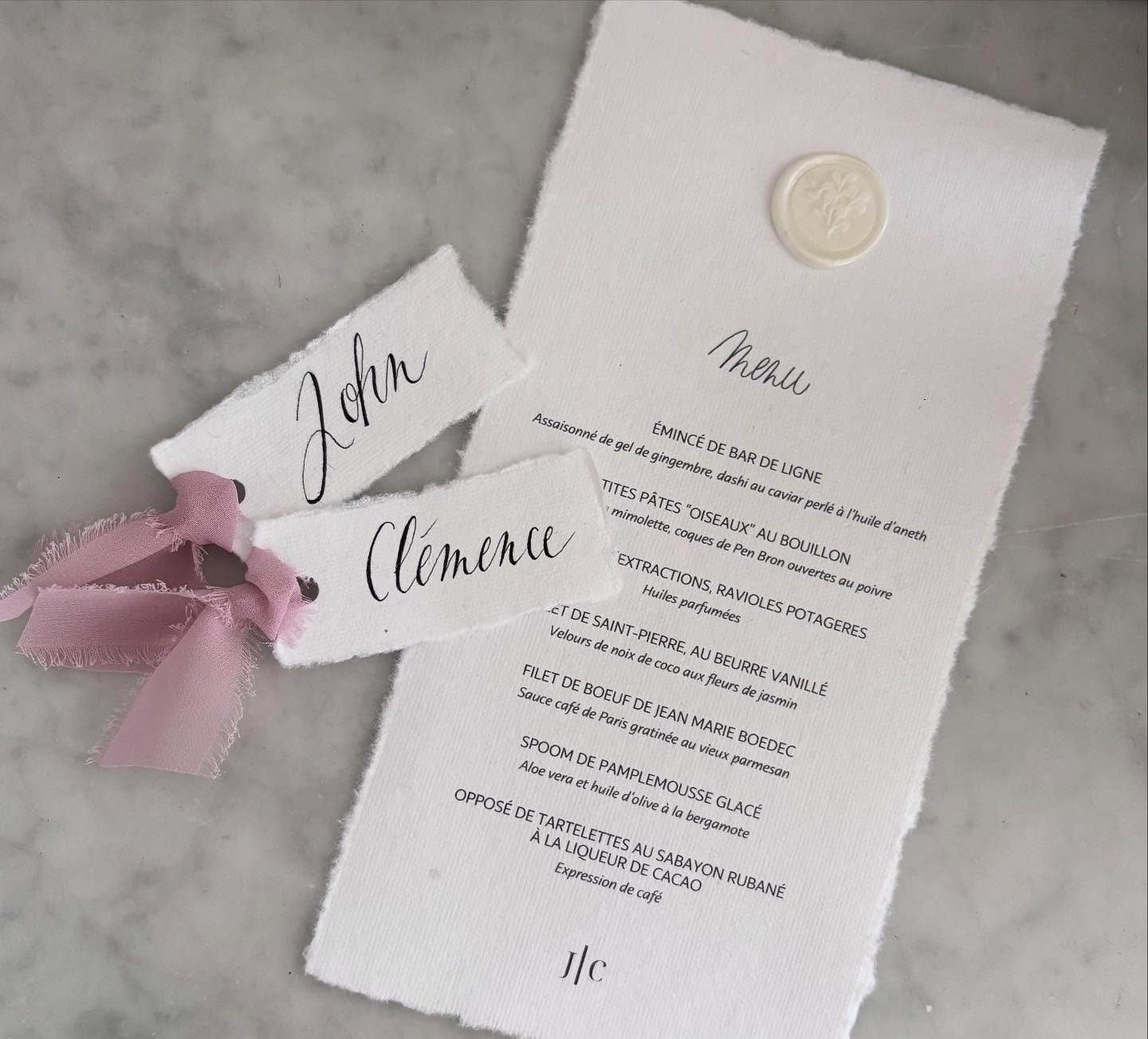 Le menu et les marques-places de J&amp;C. 

#calligraphie #calligraphieanglaise #copperplatecalligraphy #copperplatepractice  #calligraphylettering #wedding #weddinginvitations #mariage #fairepart #personnalisation #personnalisee #surmesure #papeteri