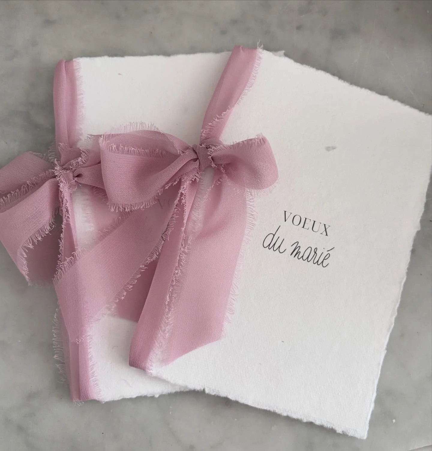 Les carnets de v&oelig;ux de J&amp;C. 

On conserve le m&ecirc;me esprit et la th&eacute;matique de l'ancien, de l'&eacute;pur&eacute; avec une touche de rose. 

#calligraphie #calligraphieanglaise #copperplatecalligraphy #copperplatepractice  #calli