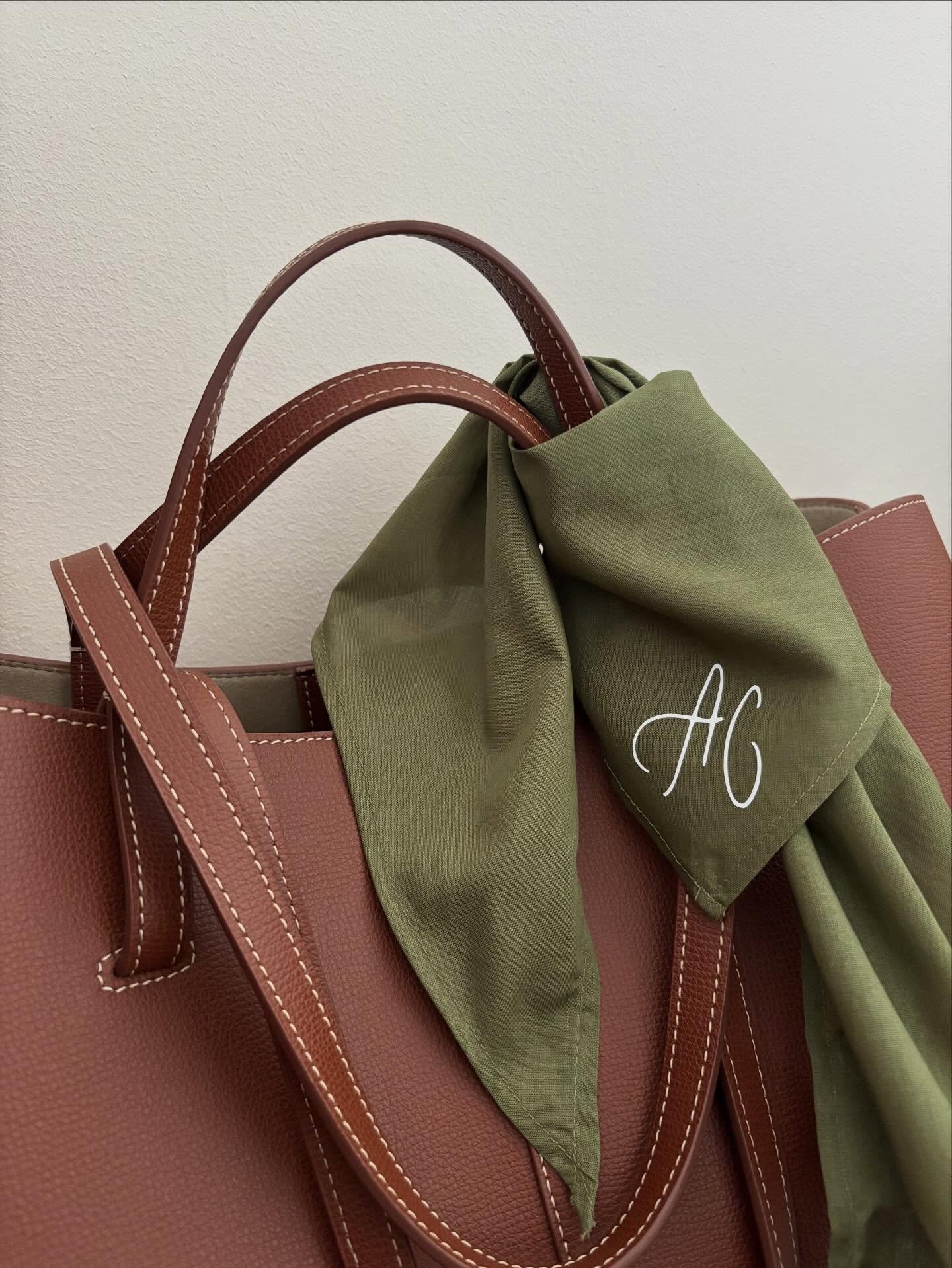 Un foulard personnalis&eacute; en guise de cadeaux d'invit&eacute;s pour le mariage de A&amp;C. 

#calligraphie #calligraphieanglaise #copperplatecalligraphy #copperplatepractice  #calligraphylettering #wedding #mariage #foulard #foulardpersonnalis&e